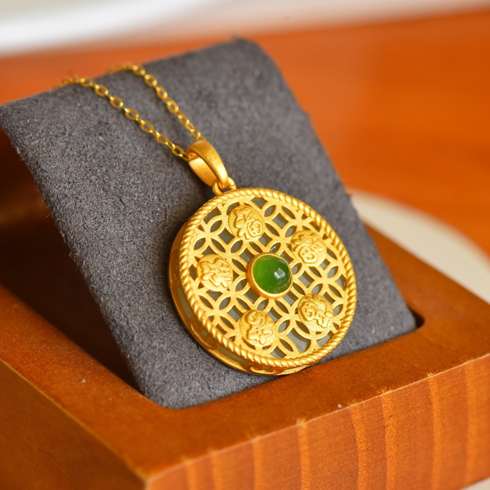 An Exquisite Sterling Silver-Gold Plated Inlaid White Jade Pendant ?? Inlaid Jasper: An Exquisite Sterling Silver-Gold Plated Inlaid White Jade Pendant 。 Inlaid Jasper , Size :0.8inx0.8in 纯银镀金镶白玉吊坠。嵌&#