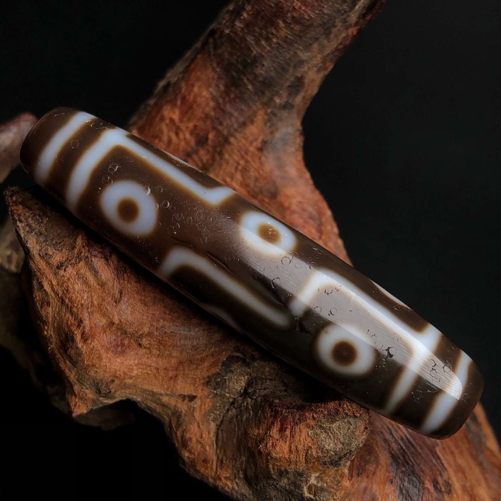 An Exquisite Dzi Bead Pendant: An Exquisite Dzi Bead Pendant,Size:2.3inx0.5in,Weight:16.7g 天珠挂件