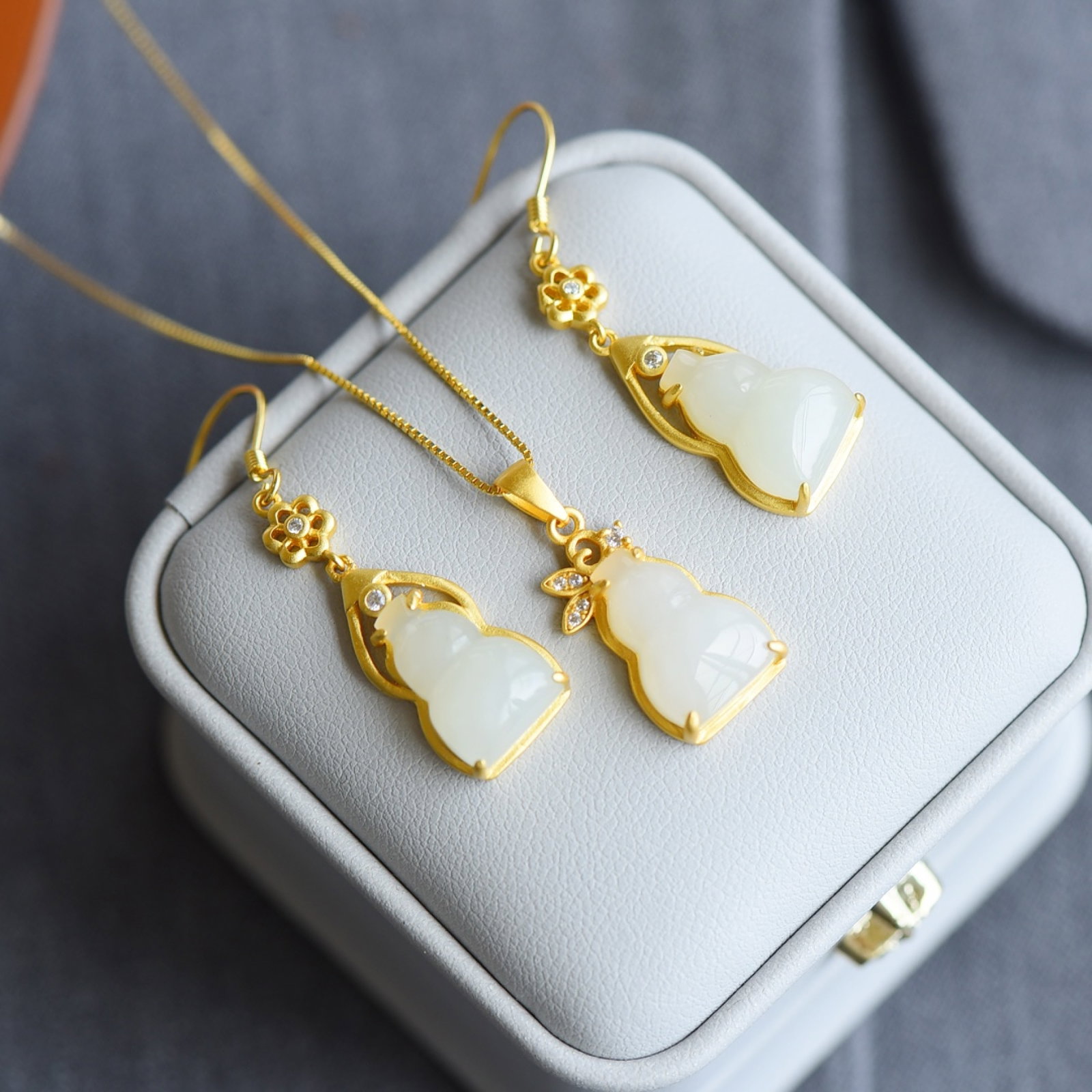 A Set of Fine Sterling Silver-Gold Plated Inlaid White Jade Gourd Jewelrys: A Set of Fine Sterling Silver-Gold Plated Inlaid White Jade Gourd Jewelrys,Size:0.4inx0.6in,0.4inx0.6in 一套纯银镀金镶白玉葫芦首