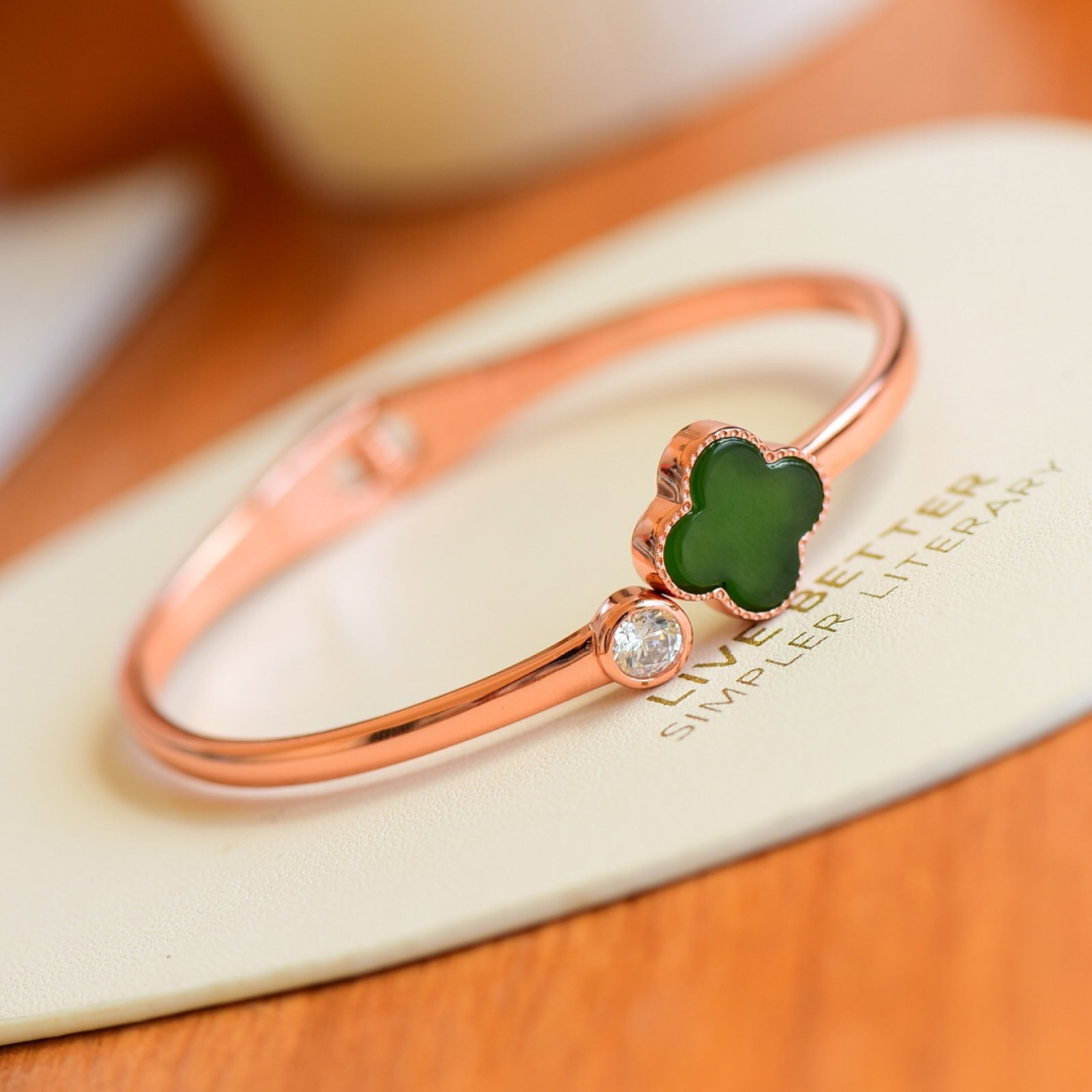 An Exquisite Sterling Silver Inlaid Jasper Bracelet,Inlaid Diamond: An Exquisite Sterling Silver Inlaid Jasper Bracelet,Inlaid Diamond,Size:0.5inx0.5in 纯银镶碧玉手镯,嵌钻石