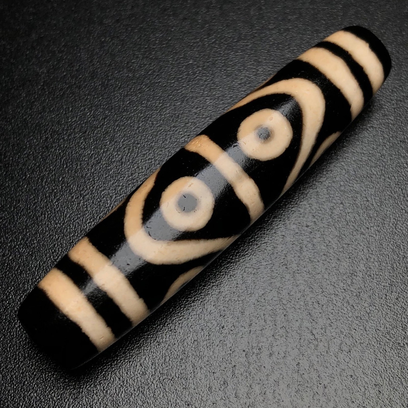 An Exquisite Dzi Bead Pendant: An Exquisite Dzi Bead Pendant,Size:2.2inx0.5in,Weight:15g 天珠挂件