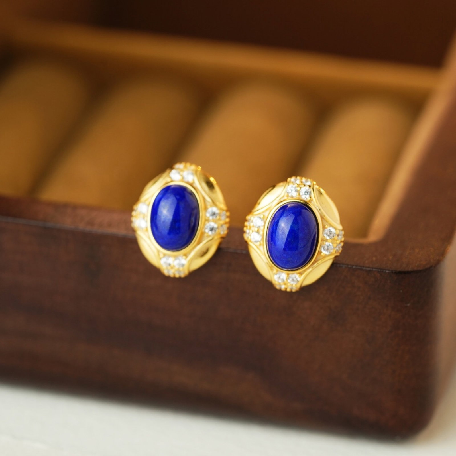 A Pair of Exquisite Sterling Silver-Gold Plated Inlaid Lapis Lazuli Earrings,Inlaid Diamond: A Pair of Exquisite Sterling Silver-Gold Plated Inlaid Lapis Lazuli Earrings,Inlaid Diamond,Size:0.5inx0.5in,Weight:2.8g 一对纯银镀金镶青金石