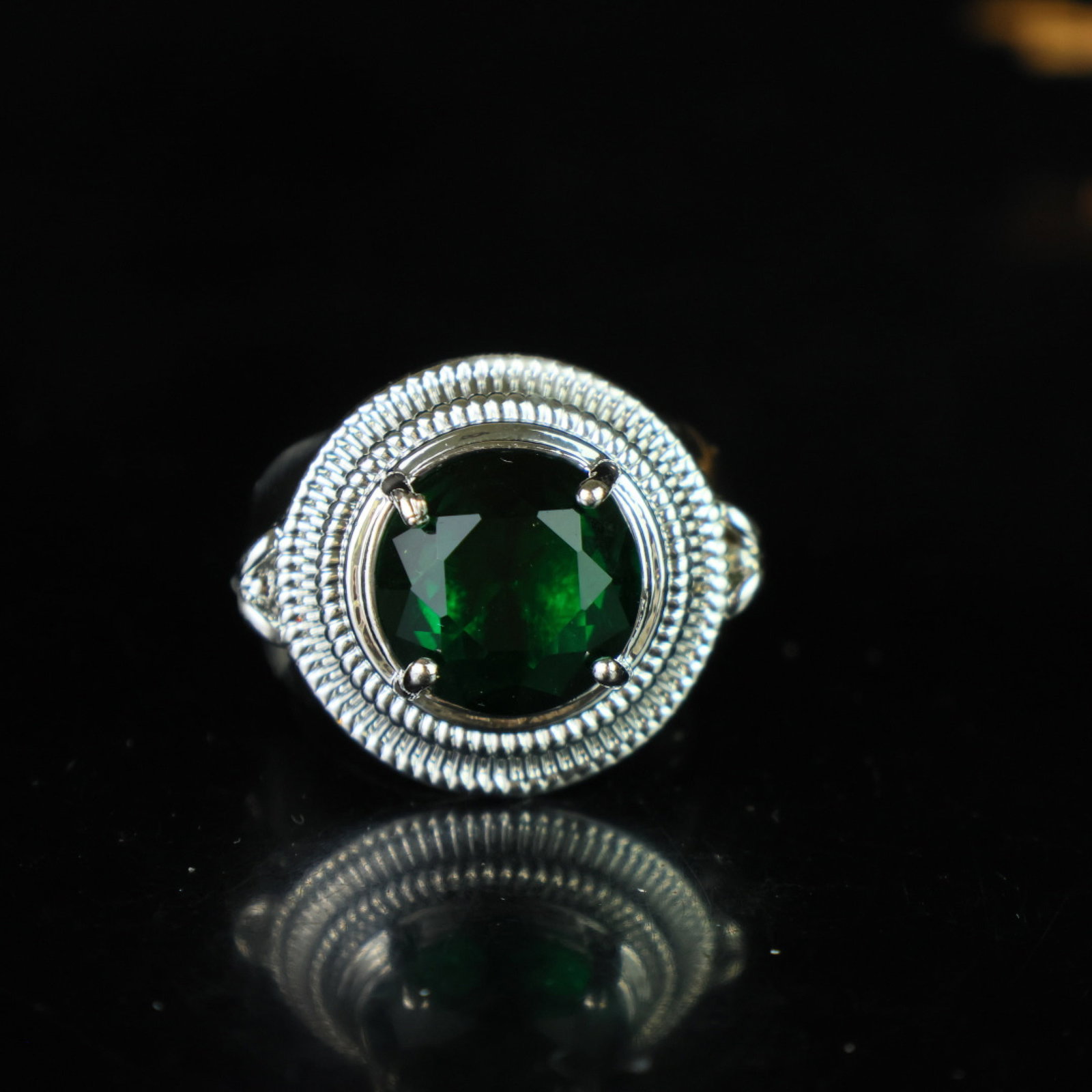 An Exquisite Ring: An Exquisite Ring,Size:0.6inx0.4in 一个精美的戒指