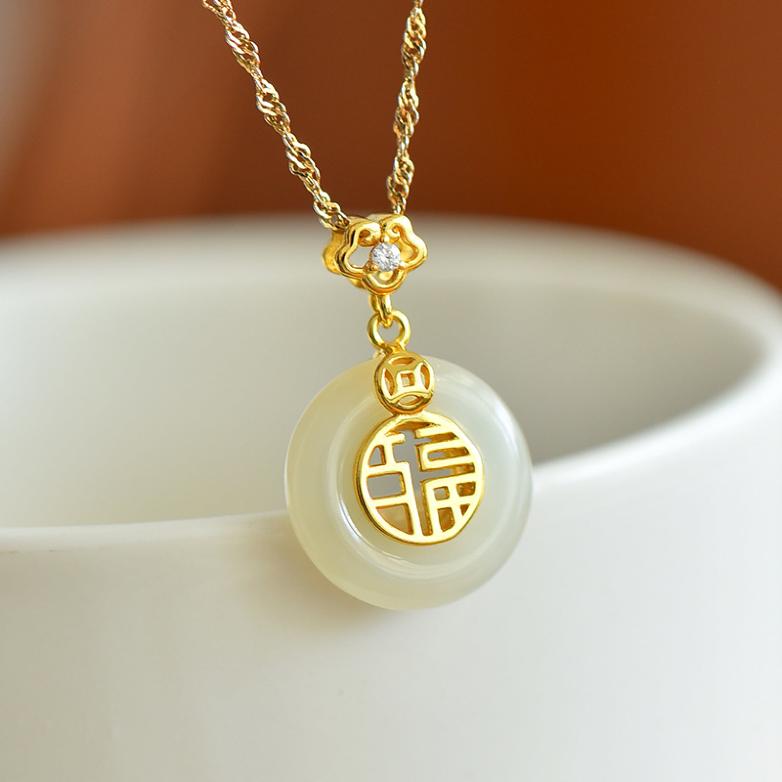 An Exquisite Sterling Silver-Gold Plated Inlaid White Jade Necklace,Inlaid Diamond: An Exquisite Sterling Silver-Gold Plated Inlaid White Jade Necklace,Inlaid Diamond,Size:0.6inx0.6in 纯银镀金镶白玉项链,嵌钻石