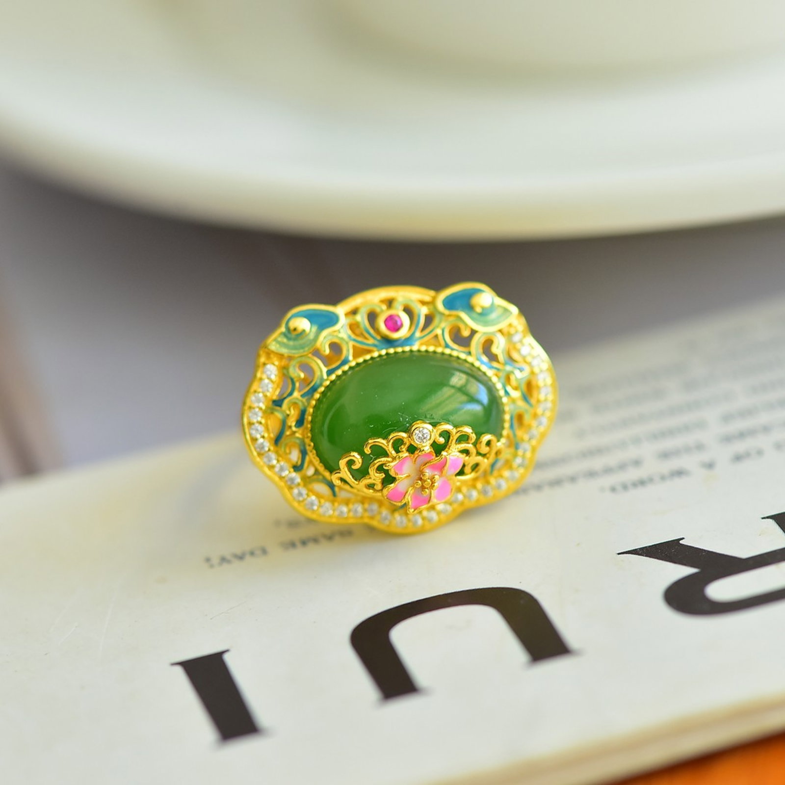 An Exquisite Sterling Silver-Gold Plated Inlaid Jasper Ring: An Exquisite Sterling Silver-Gold Plated Inlaid Jasper Ring,Size:0.4inx0.6in 纯银镀金镶碧玉戒指