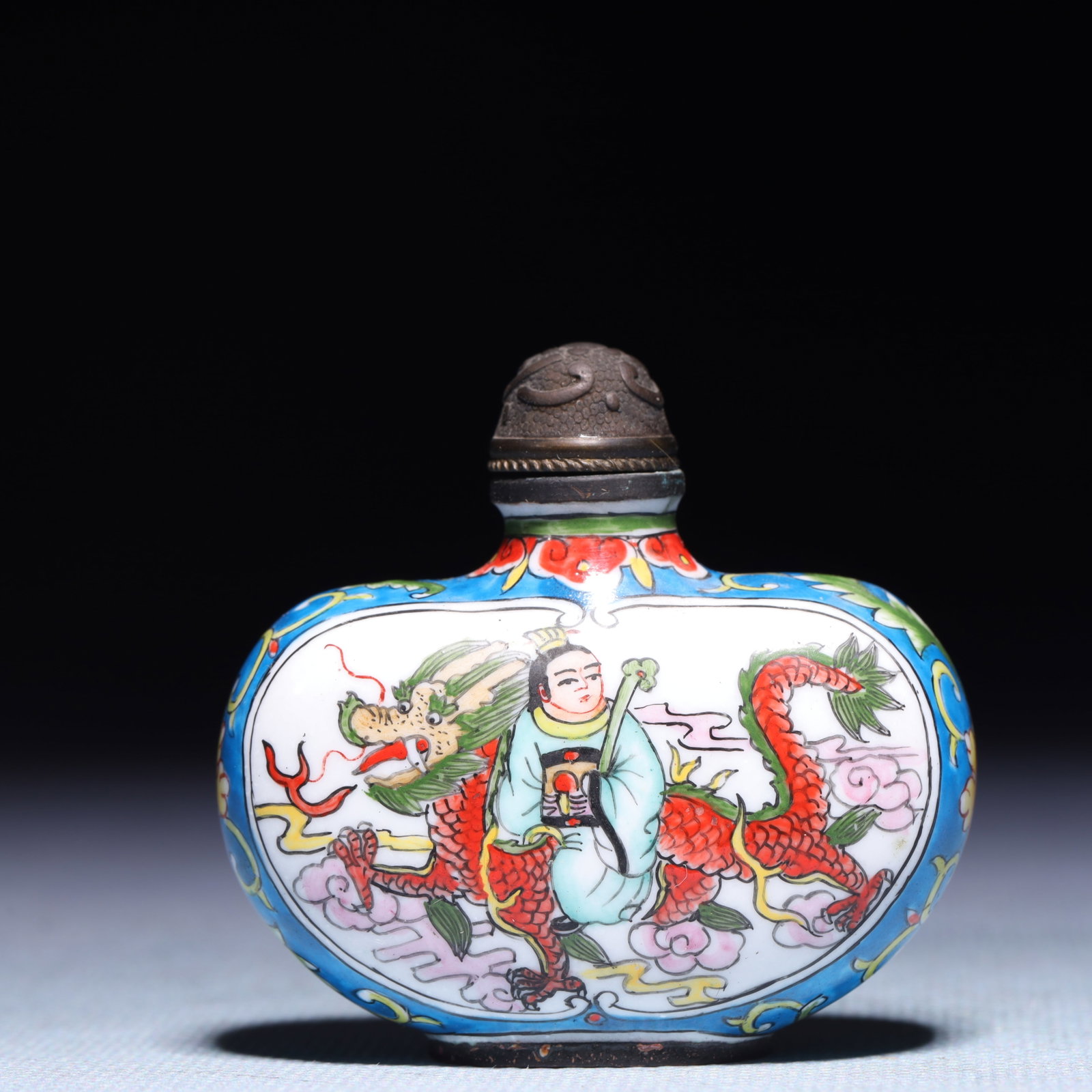 An Exquisite Painted Enamel Figure Dragon Pattern Snuff Bottle (1 of 8)