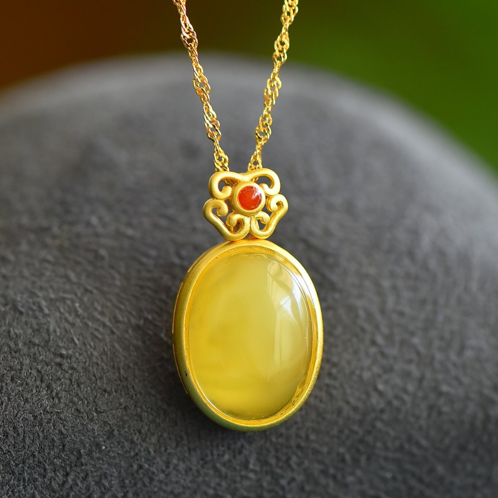 An Exquisite Sterling Silver-Gold Plated Inlaid Amber Necklace: An Exquisite Sterling Silver-Gold Plated Inlaid Amber Necklace,Size:0.5inx0.6in 纯银镀金镶琥珀项链