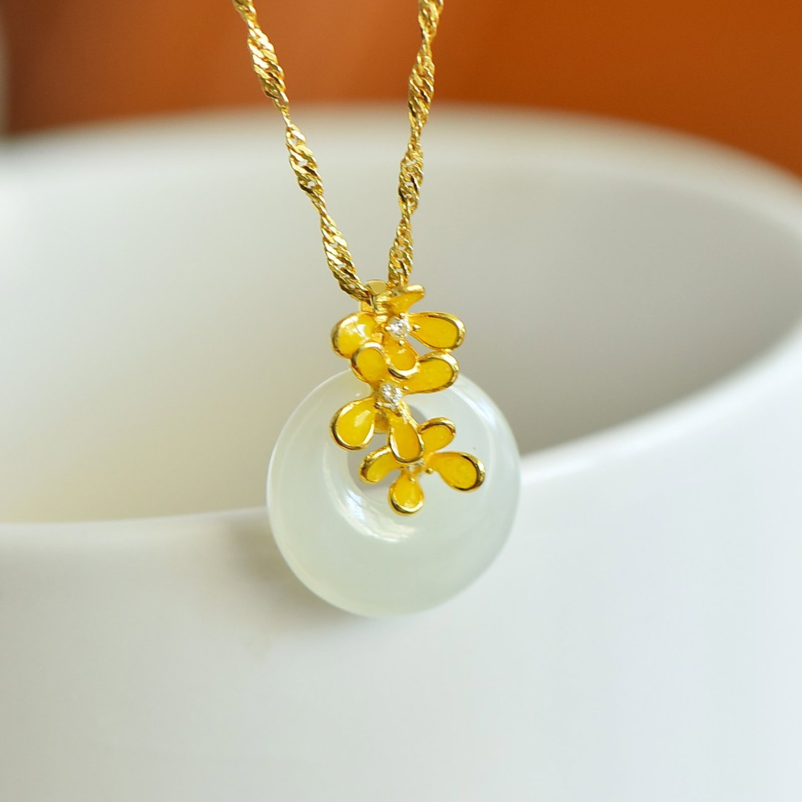 An Exquisite Sterling Silver-Gold Plated Inlaid White Jade Pendant: An Exquisite Sterling Silver-Gold Plated Inlaid White Jade Pendant,Size:0.6inx0.6in 纯银镀金镶白玉吊坠