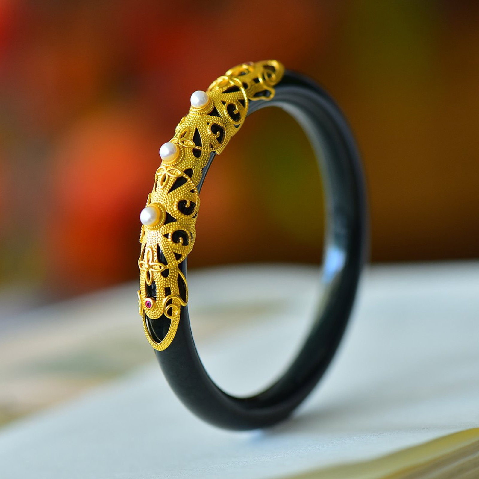 An Exquisite Sterling Silver-Gold Plated Inlaid Black Jade Bracelet,Inlaid Pearl: An Exquisite Sterling Silver-Gold Plated Inlaid Black Jade Bracelet,Inlaid Pearl 纯银镀金镶黑玉手镯,嵌珍珠