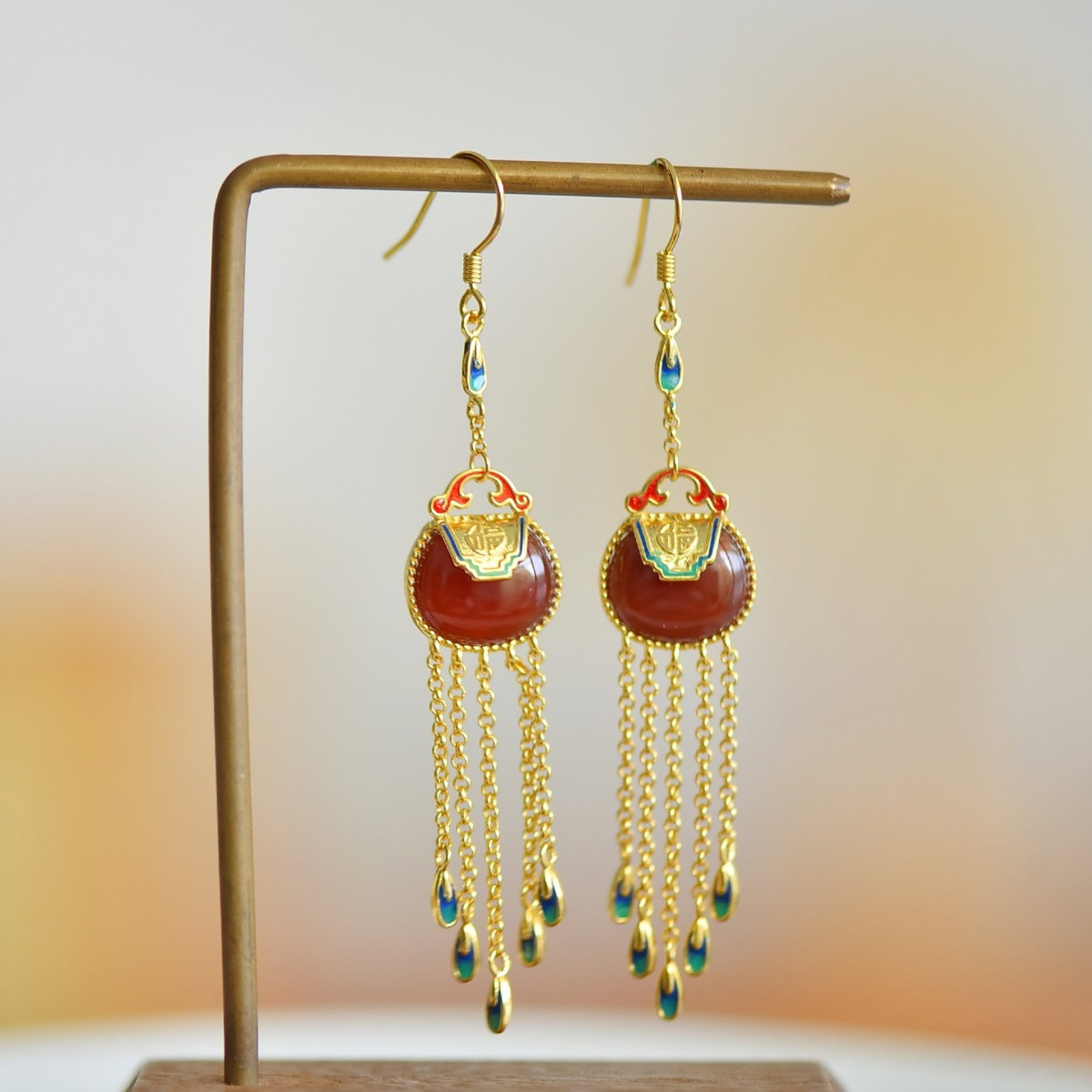 A Pair of Exquisite Sterling Silver-Gold Plated Inlaid Agate Earrings: A Pair of Exquisite Sterling Silver-Gold Plated Inlaid Agate Earrings,Size:0.4inx0.5in 寓意:着吉祥如意、常命百岁、聪