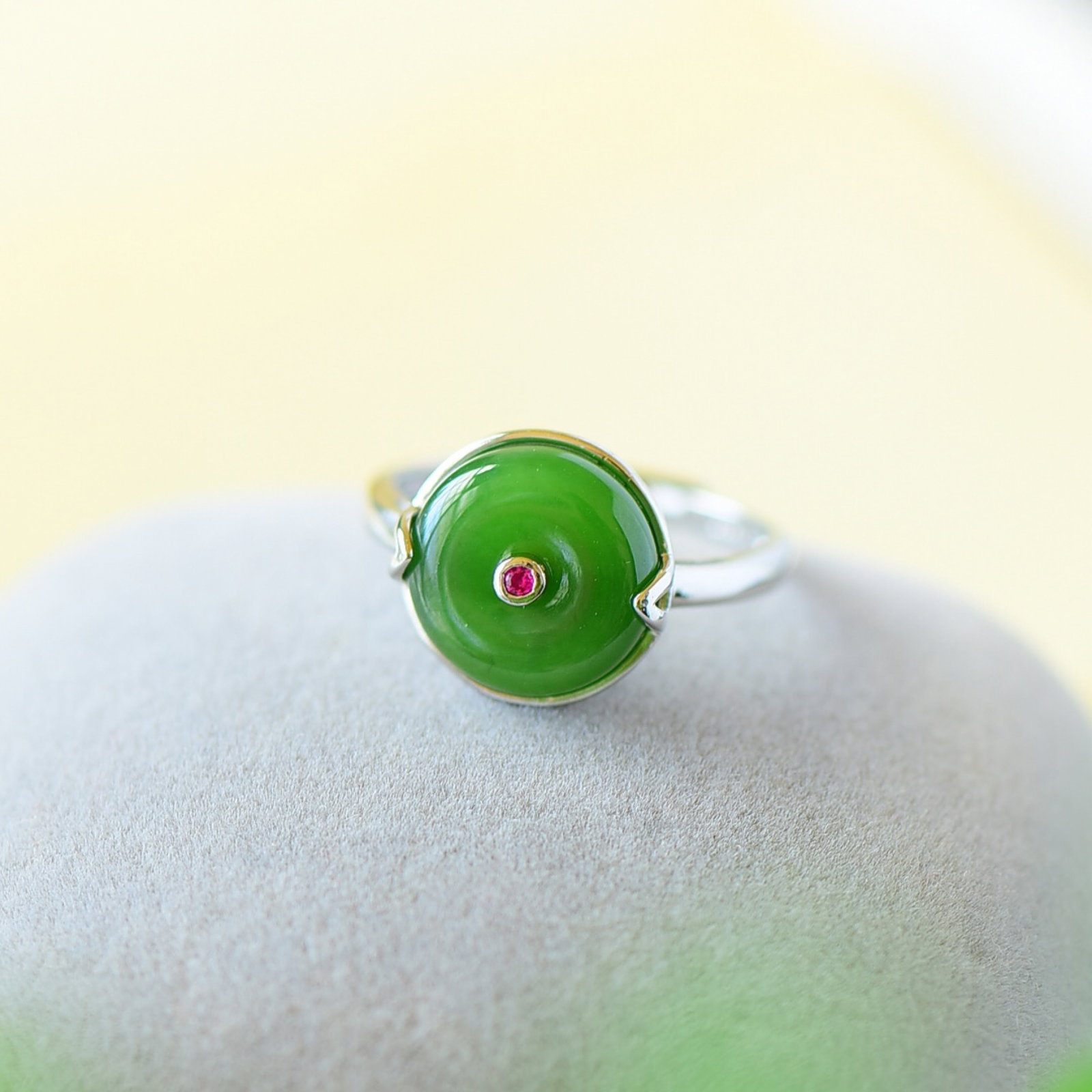 An Exquisite Sterling Silver Inlaid Jasper Ring: An Exquisite Sterling Silver Inlaid Jasper Ring,Size:0.5inx0.6in 纯银镶碧玉戒指