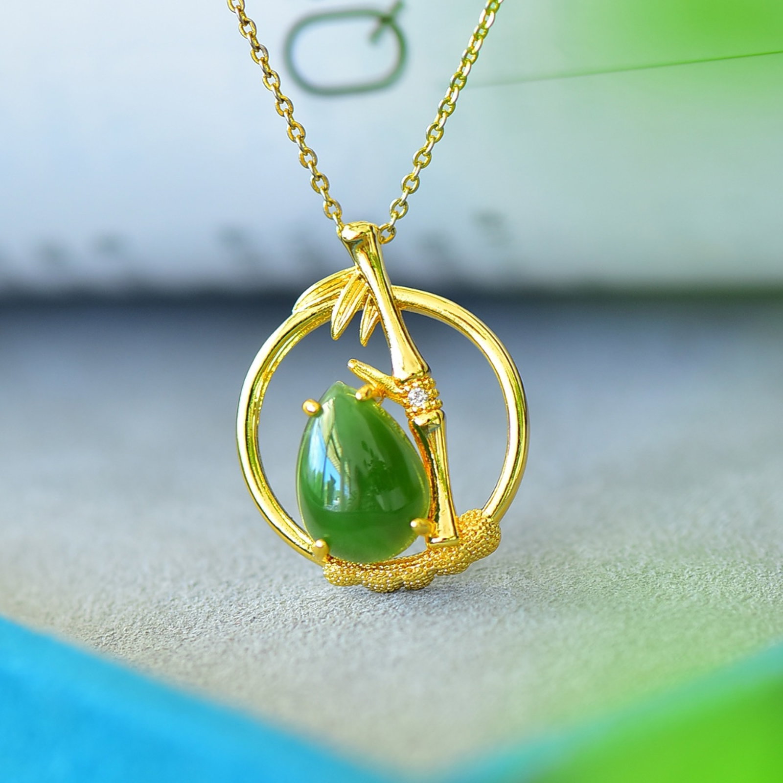 An Exquisite Bronze-Gold Plated Inlaid Jasper Necklace,Inlaid Diamond: An Exquisite Bronze-Gold Plated Inlaid Jasper Necklace,Inlaid Diamond,Size:0.4inx0.6in 铜镀金镶碧玉项链,嵌钻石
