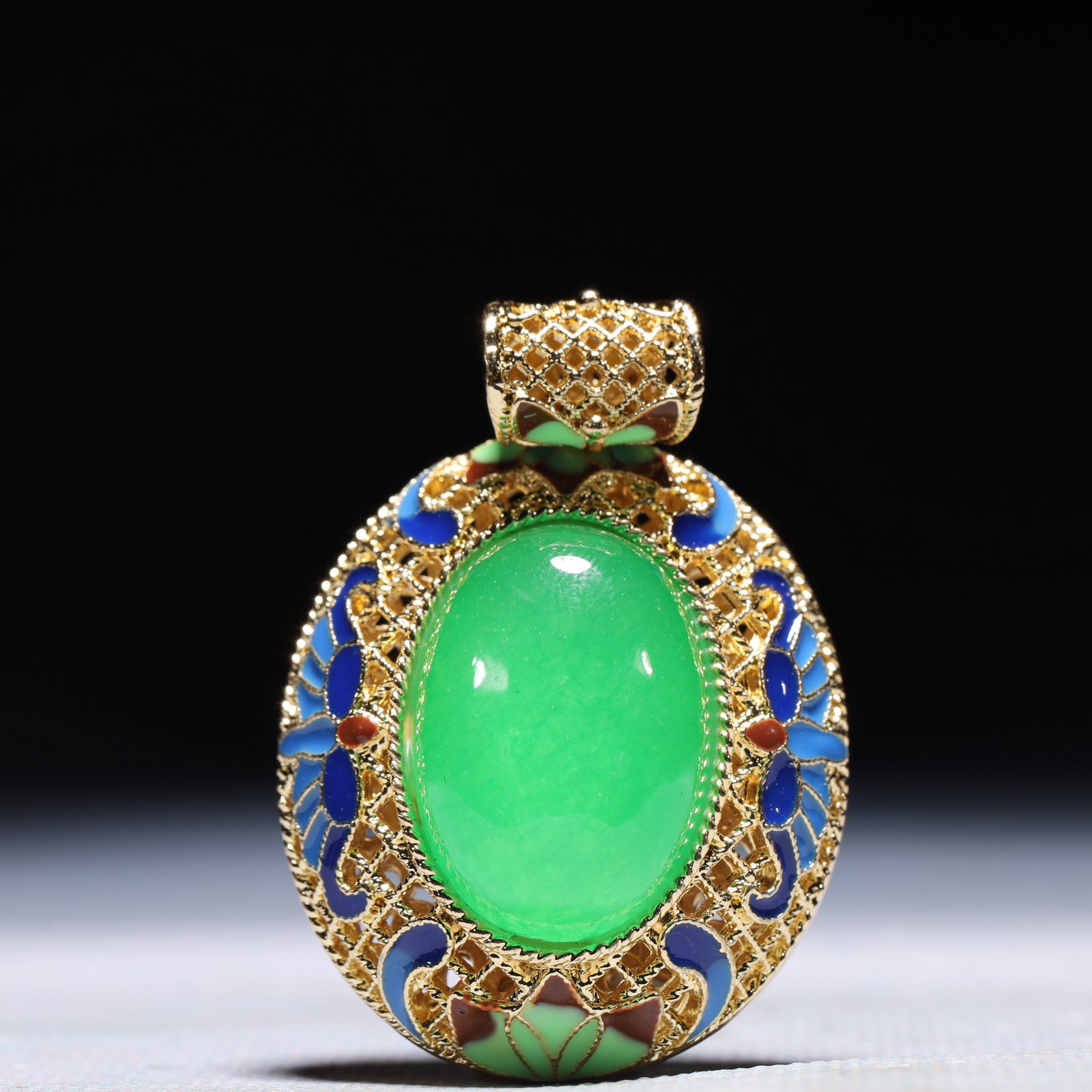 An Exquisite Flower Pattern Pendant: An Exquisite Flower Pattern Pendant,Size:1.4inx0.8inx2.4in,Weight:24.8g 一个精美的花卉纹吊坠