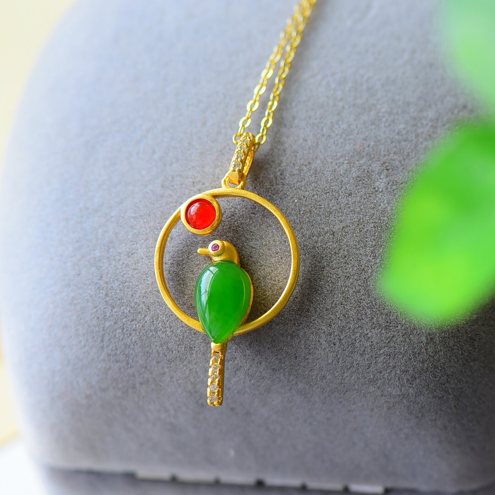 An Exquisite Sterling Silver-Gold Plated Inlaid Jasper Necklace: An Exquisite Sterling Silver-Gold Plated Inlaid Jasper Necklace,Size:0.6inx1.2in 纯银镀金镶碧玉项链