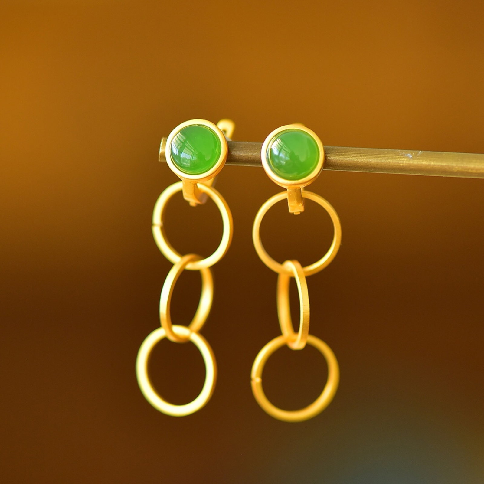 A Pair of Exquisite Sterling Silver-Gold Plated Inlaid Jasper Earrings: A Pair of Exquisite Sterling Silver-Gold Plated Inlaid Jasper Earrings,Size:0.4inx1.4in 一对纯银镀金镶碧玉耳环