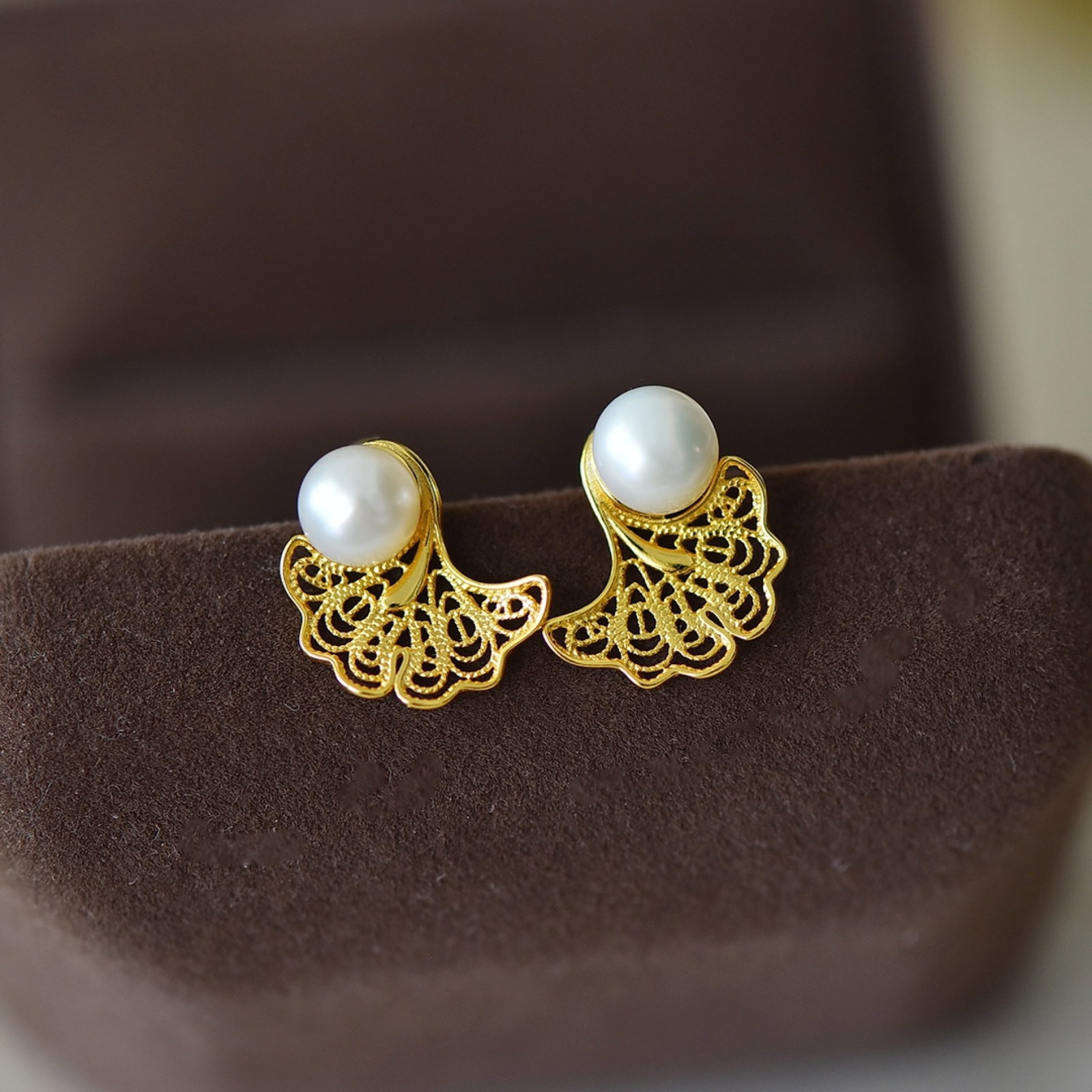 A Pair of Exquisite Sterling Silver-Gold Plated Inlaid Pearl Earrings: A Pair of Exquisite Sterling Silver-Gold Plated Inlaid Pearl Earrings,Size:0.2inx0.2in 一对纯银镀金镶珍珠耳钉