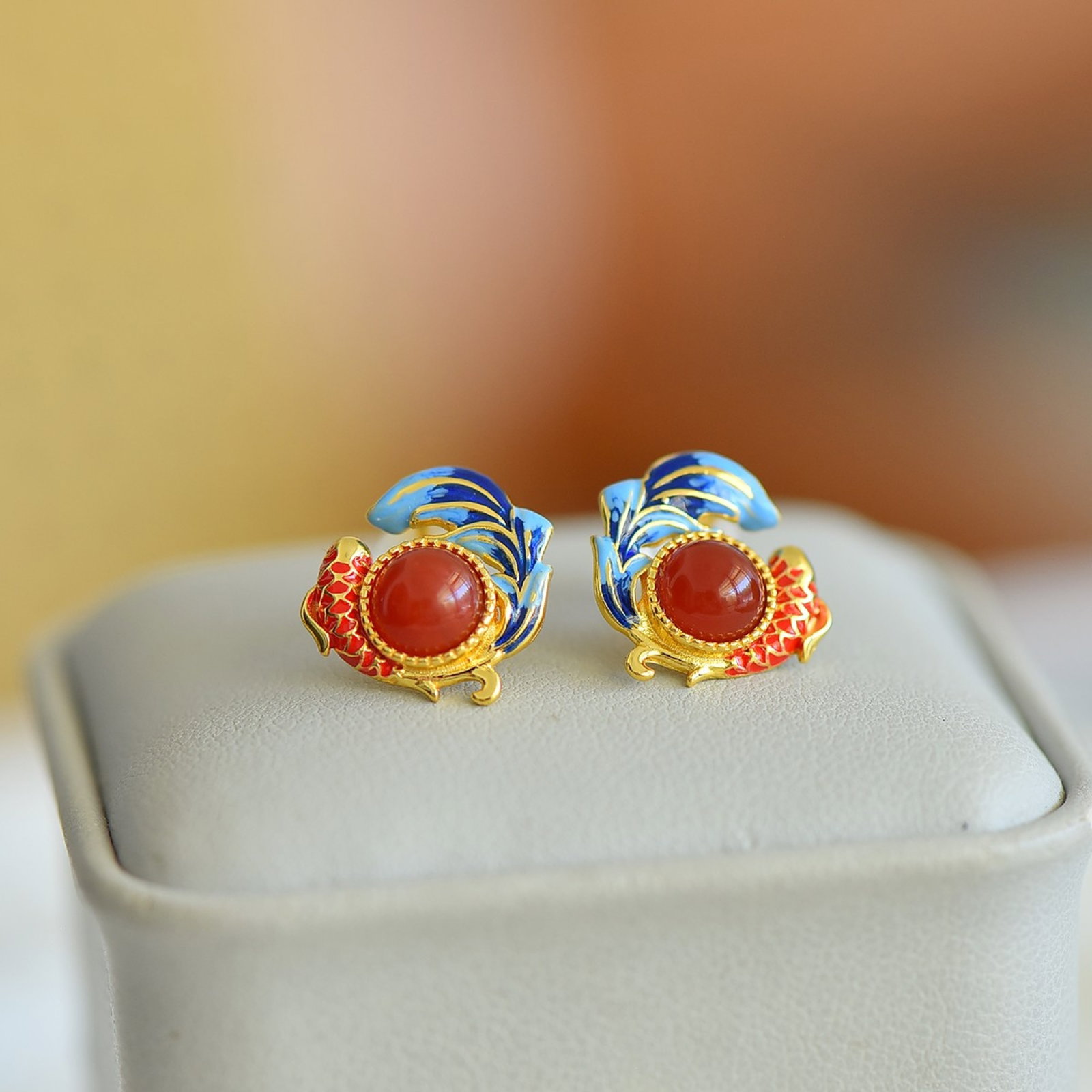 A Pair of Exquisite Sterling Silver-Gold Plated Inlaid Agate Earrings: A Pair of Exquisite Sterling Silver-Gold Plated Inlaid Agate Earrings,Size:0.2inx0.2in 一对纯银镀金镶玛瑙耳钉