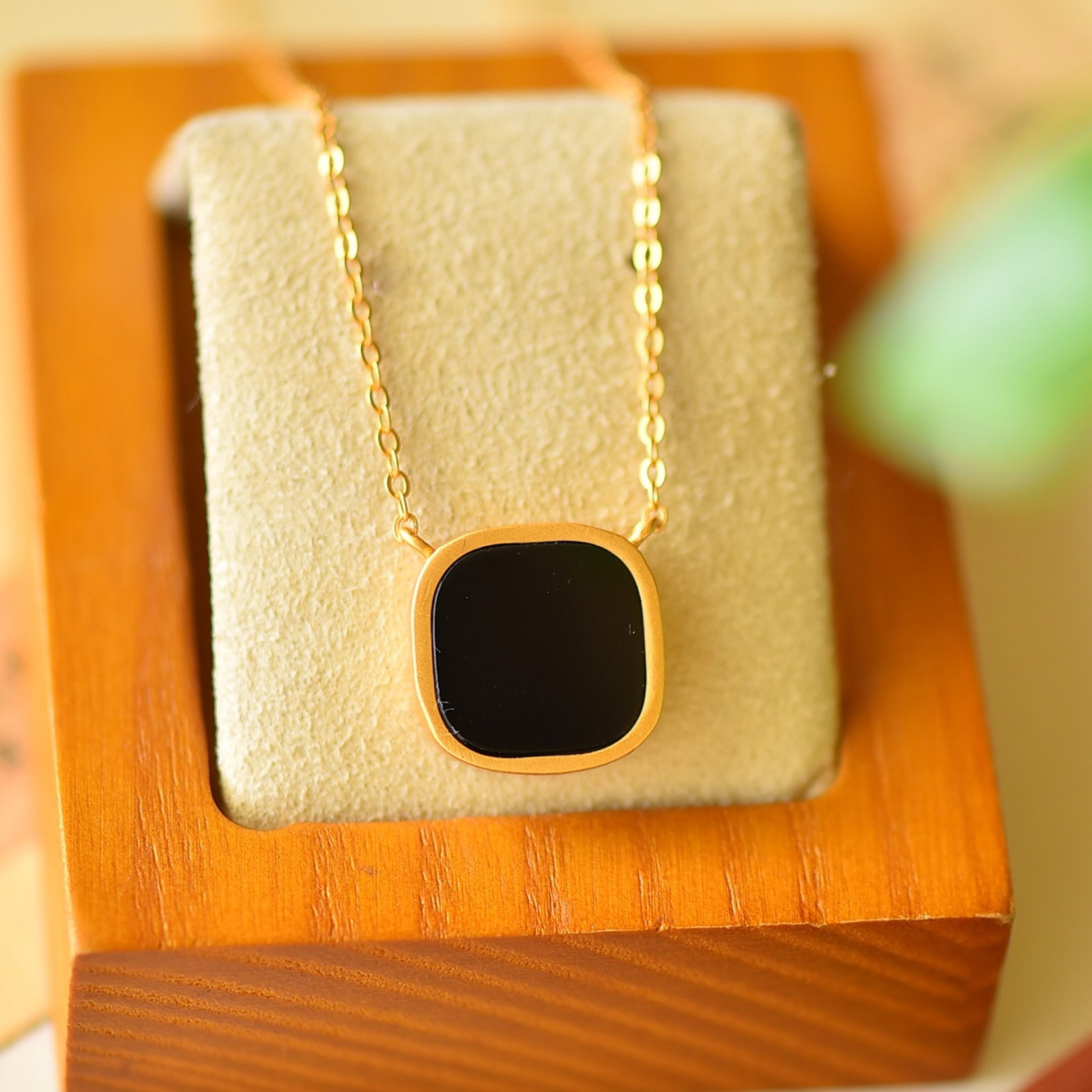 An Exquisite Sterling Silver-Gold Plated Inlaid Black Jade Necklace: An Exquisite Sterling Silver-Gold Plated Inlaid Black Jade Necklace,Size:0.6inx0.6in 纯银镀金镶墨玉项链