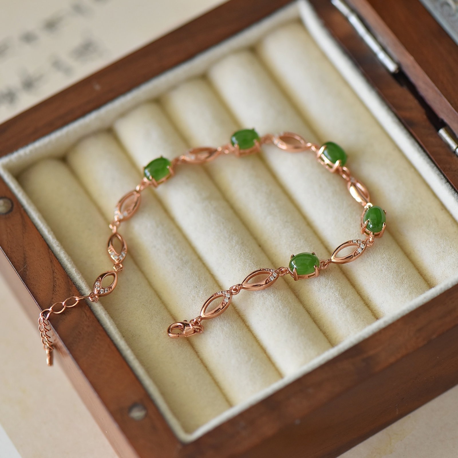 An Exquisite Sterling Silver-Gold Plated Inlaid Jasper Bracelet: An Exquisite Sterling Silver-Gold Plated Inlaid Jasper Bracelet,Size:0.2inx0.3in 纯银镀金镶碧玉手链