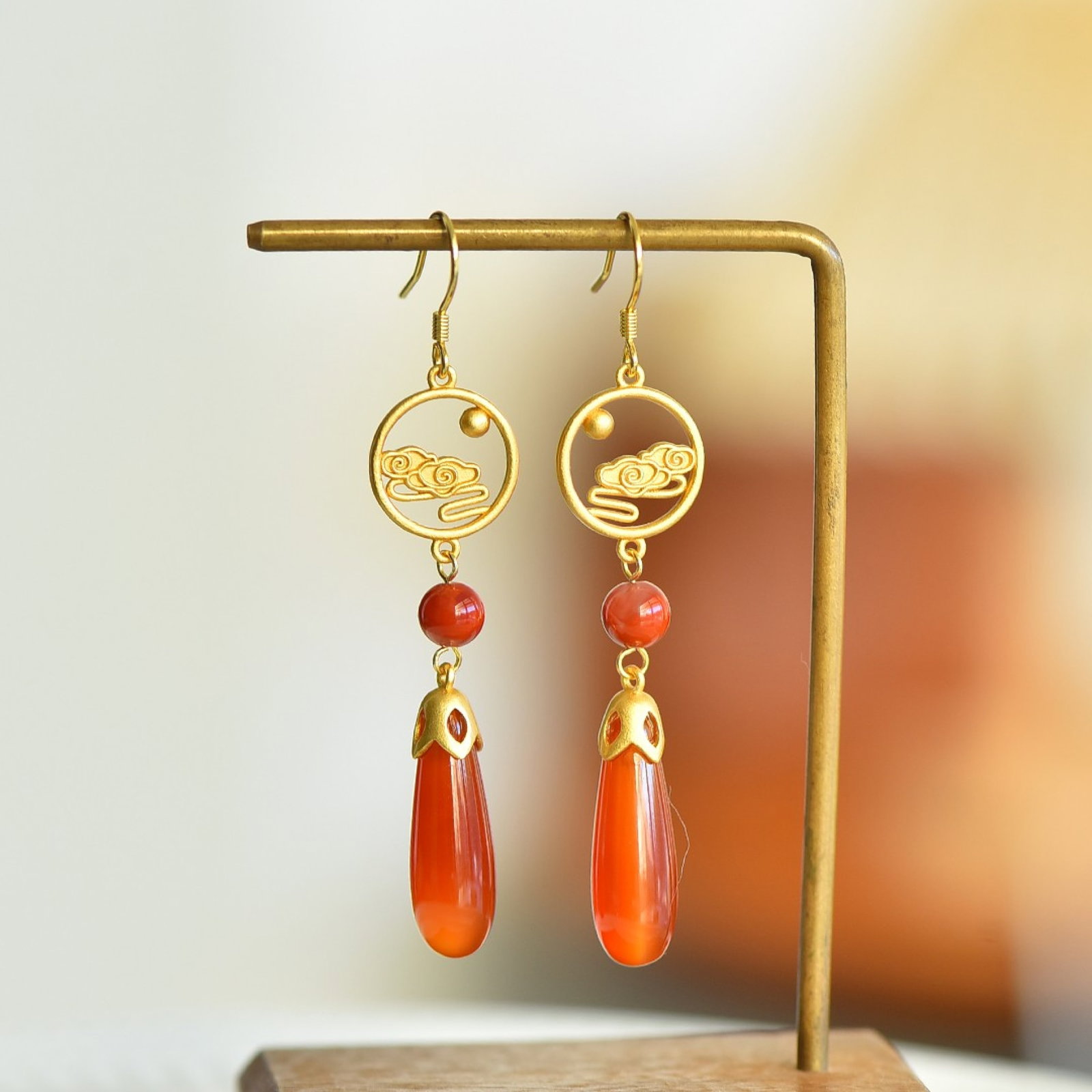 A Pair of Exquisite Sterling Silver-Gold Plated Inlaid Agate Earrings: A Pair of Exquisite Sterling Silver-Gold Plated Inlaid Agate Earrings,Size:0.3inx1in 一对纯银镀金镶玛瑙耳环