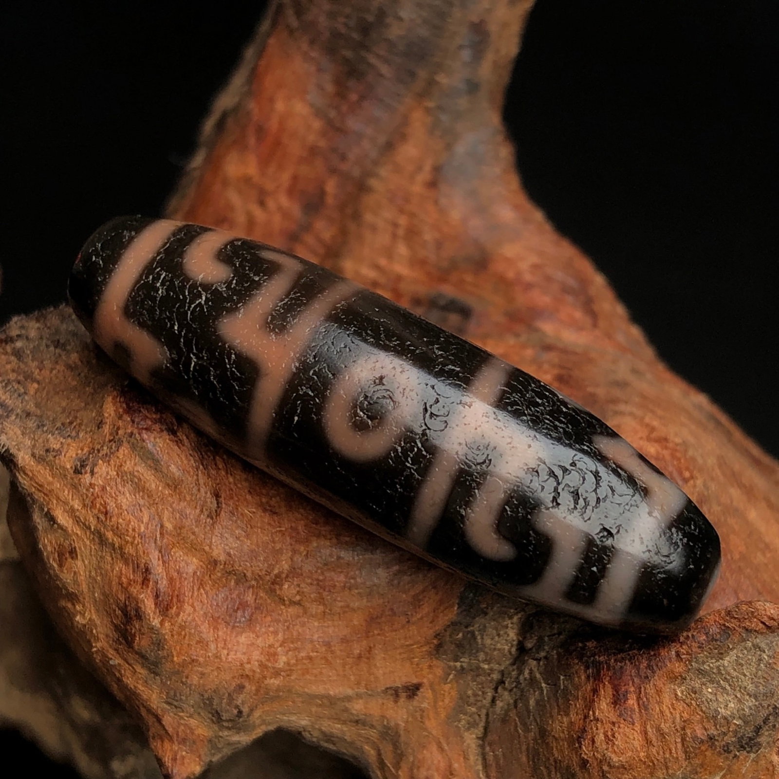 An Exquisite Dzi Bead Pendant: An Exquisite Dzi Bead Pendant,Size:1.5inx0.5in,Weight:7.7g 天珠挂件