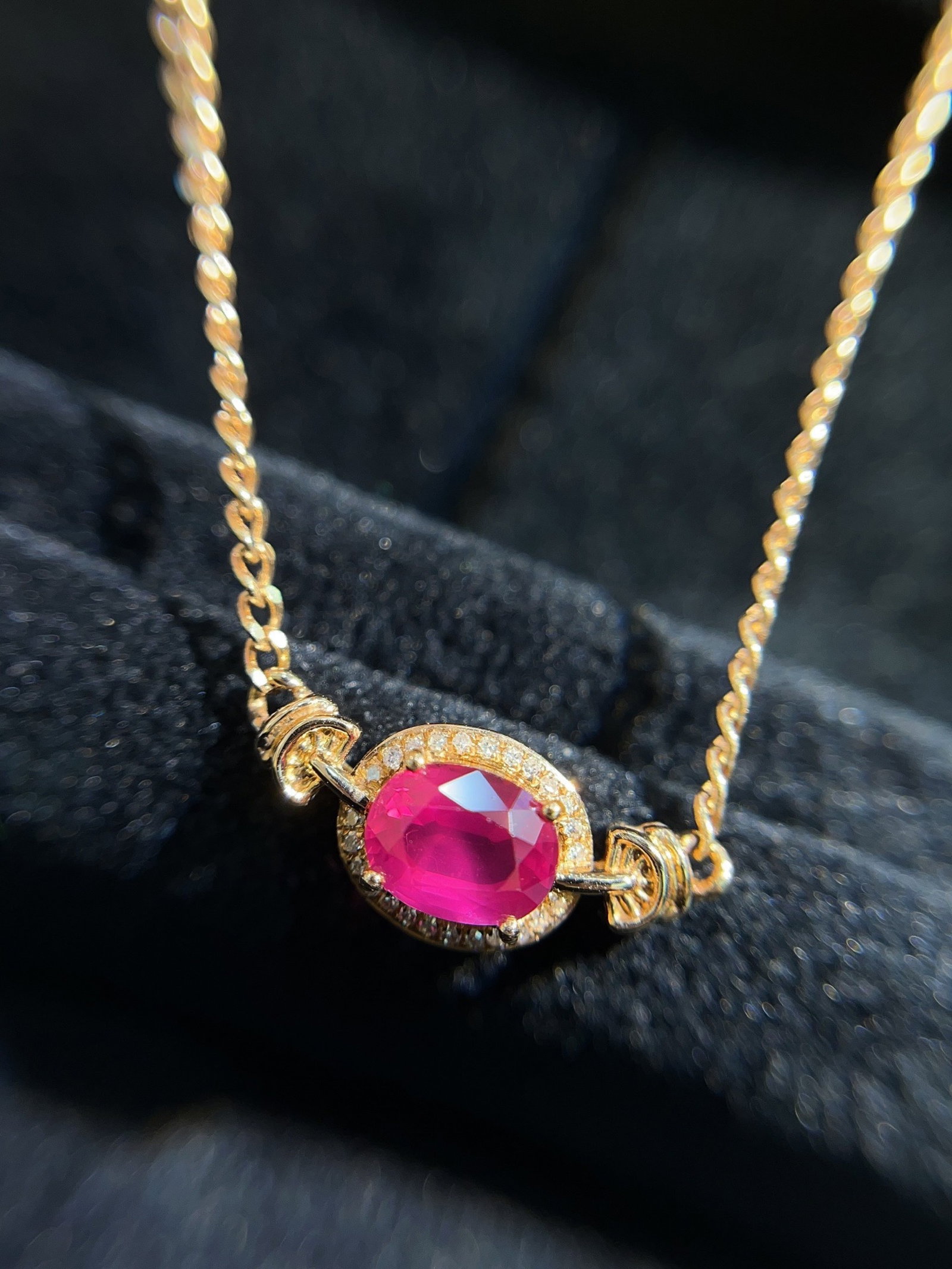 A Exquisite 18k Gold Inlaid 1.15ct Natural Ruby Pendant,Inlaid Diamond: A Exquisite 18k Gold Inlaid 1.15ct Natural Ruby Pendant,Inlaid Diamond,Total Weight:2.80g 18k金镶 1.15ct 天然红宝石吊坠,嵌钻石