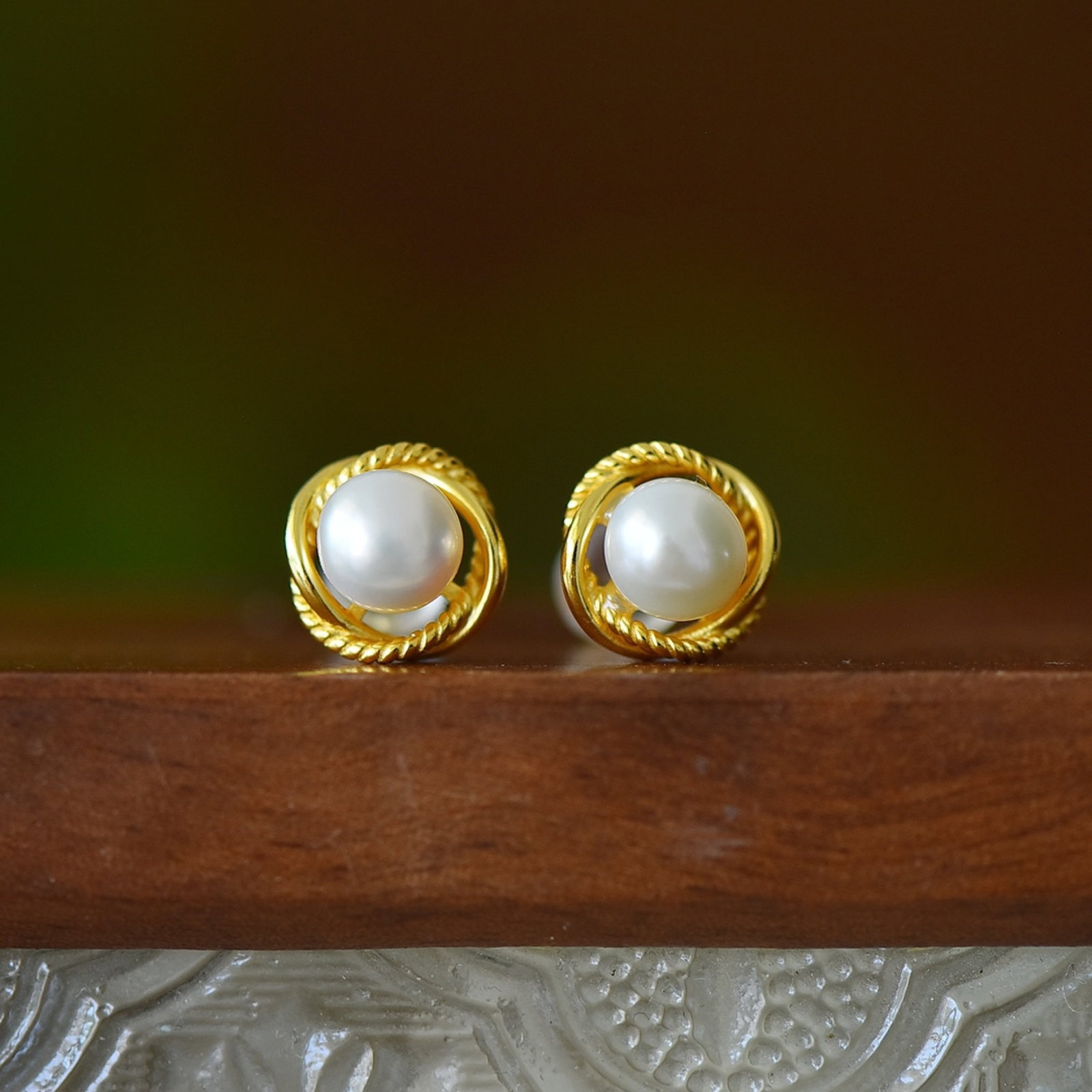 A Pair of Exquisite Sterling Silver-Gold Plated Inlaid Pearl Earrings: A Pair of Exquisite Sterling Silver-Gold Plated Inlaid Pearl Earrings,Size:0.2inx0.2in 一对纯银镀金镶珍珠耳钉
