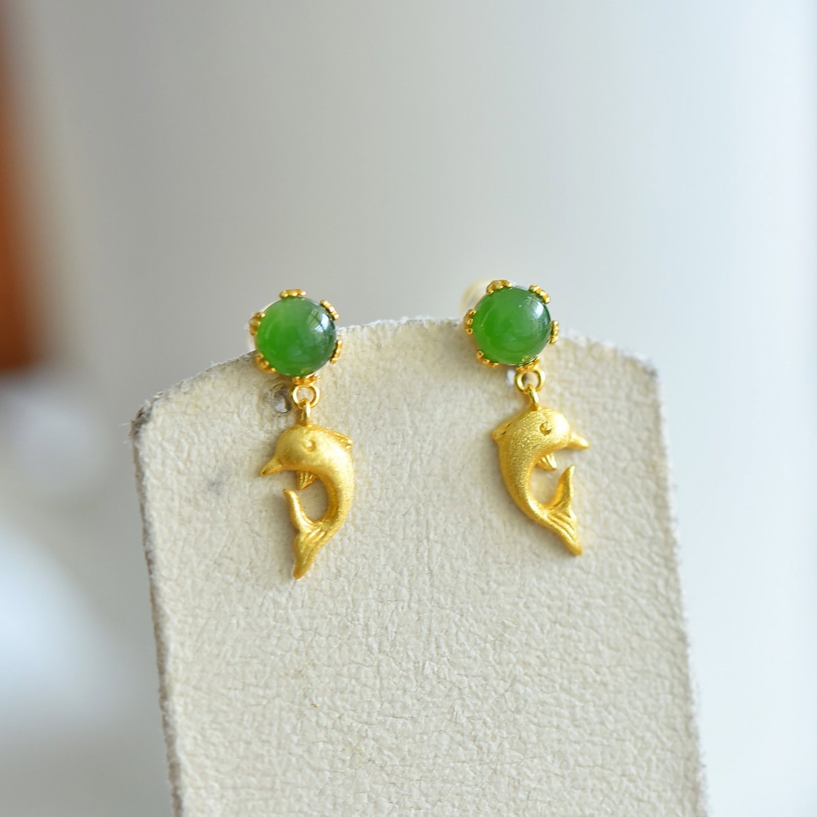 A Pair of Exquisite Sterling Silver-Gold Plated Inlaid Jasper Earrings: A Pair of Exquisite Sterling Silver-Gold Plated Inlaid Jasper Earrings,Size:0.2inx0.2in 一对纯银镀金镶碧玉耳环