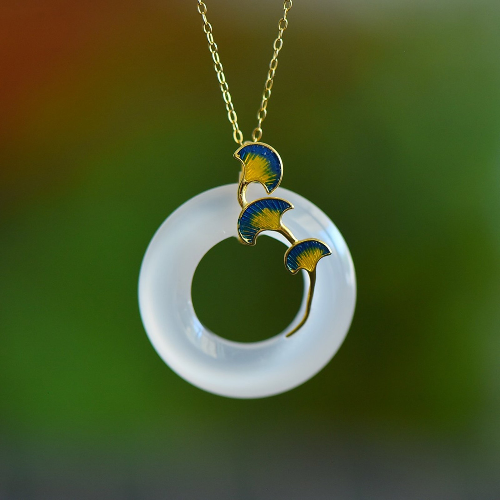An Exquisite Sterling Silver-Gold Plated Inlaid White Agate Necklace: An Exquisite Sterling Silver-Gold Plated Inlaid White Agate Necklace,Size:1inx1in 纯银镀金镶白玛瑙项链