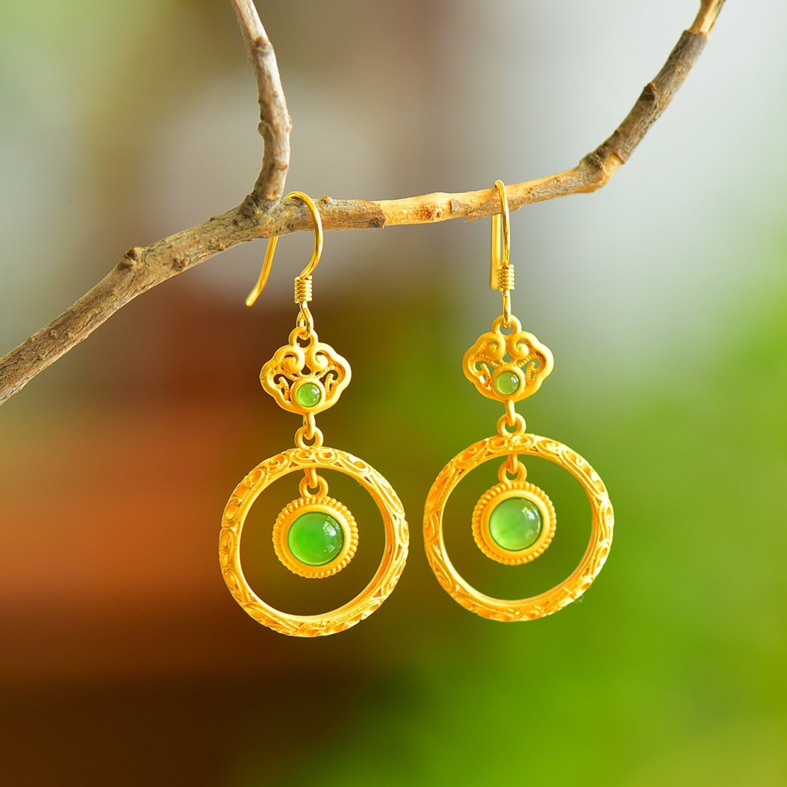 A Pair of Exquisite Sterling Silver-Gold Plated Inlaid Jasper Earrings: A Pair of Exquisite Sterling Silver-Gold Plated Inlaid Jasper Earrings 一对纯银镀金镶碧玉耳环