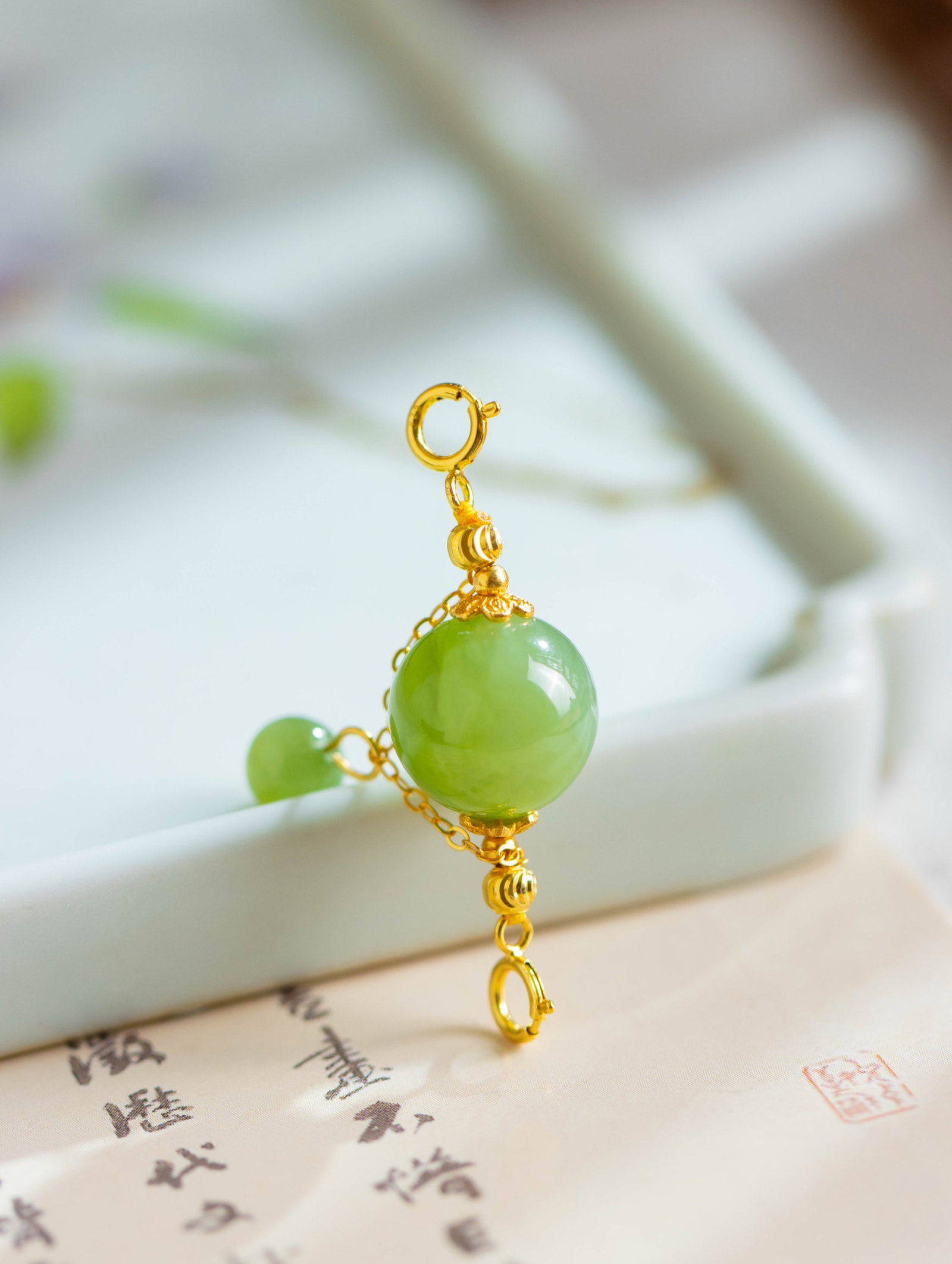 An Exquisite Sterling Silver-Gold Plated Inlaid Jasper Pendant: An Exquisite Sterling Silver-Gold Plated Inlaid Jasper Pendant 纯银镀金镶碧玉吊坠