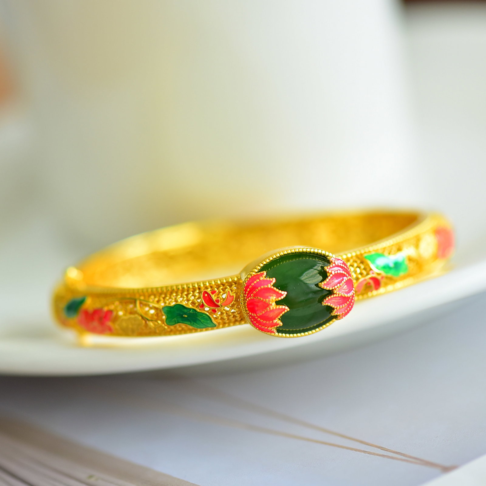 An Exquisite Sterling Silver-Gold Plated Inlaid Jasper Flower Pattern Bracelet: An Exquisite Sterling Silver-Gold Plated Inlaid Jasper Flower Pattern Bracelet,Size:0.5inx0.6in 纯银镀金镶碧玉花卉纹手镯