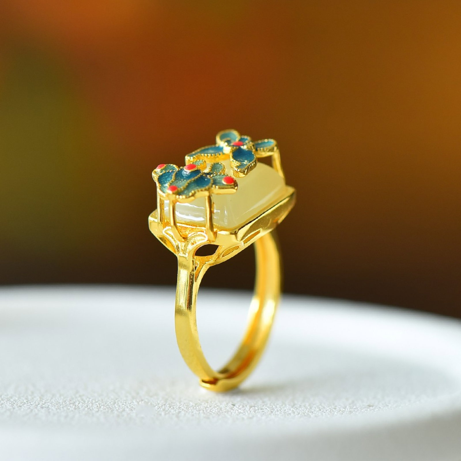An Exquisite Sterling Silver-Gold Plated Inlaid White Jade Ring: An Exquisite Sterling Silver-Gold Plated Inlaid White Jade Ring,Size:0.4inx0.5in 纯银镀金镶白玉戒指