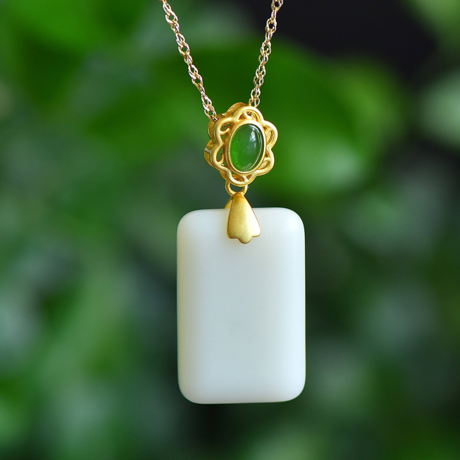 An Exquisite Sterling Silver-Gold Plated Inlaid White Jade Necklace,Inlaid Jasper: An Exquisite Sterling Silver-Gold Plated Inlaid White Jade Necklace,Inlaid Jasper,Size:0.7inx1in 纯银镀金镶白玉项链,嵌碧玉