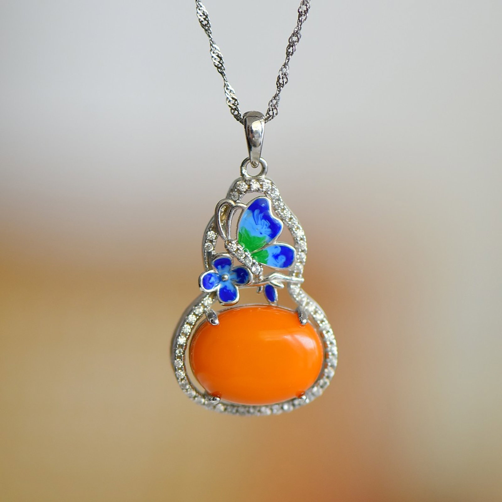 An Exquisite Sterling Silver Inlaid Beeswax Necklace,Inlaid Diamond: An Exquisite Sterling Silver Inlaid Beeswax Necklace,Inlaid Diamond,Size:0.5inx0.6in 纯银镶蜜蜡项链,嵌钻石