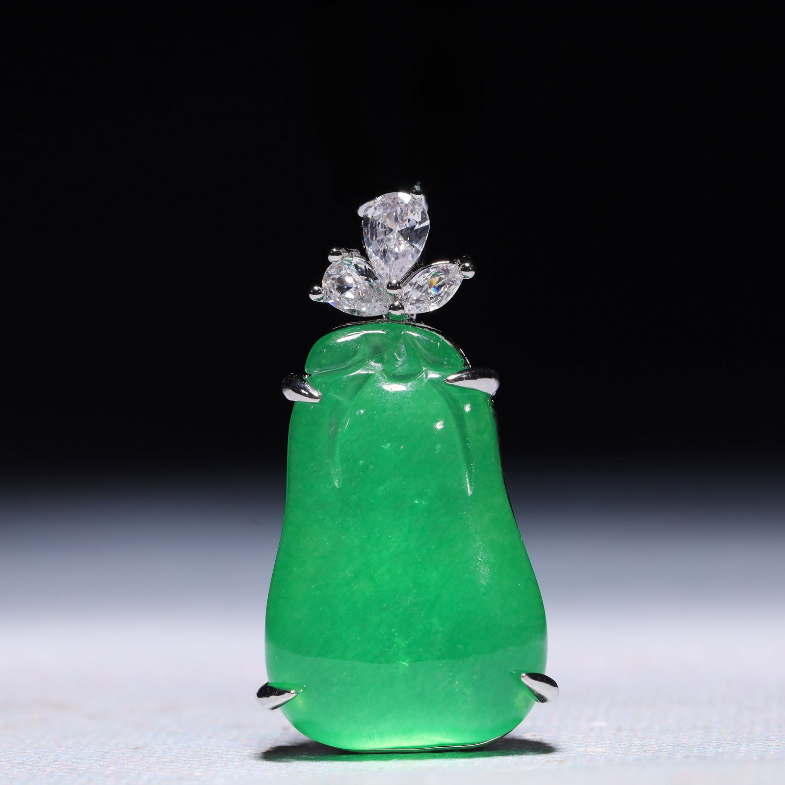An Exquisite Pendant,Inlaid Gems: An Exquisite Pendant,Inlaid Gems,Size:0.8inx0.4inx1.6in,Weight:14g 一个精美的吊坠,镶宝石