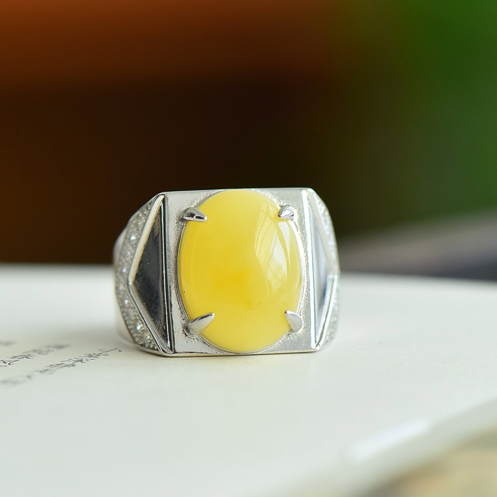 An Exquisite Sterling Silver Inlaid Amber Ring: An Exquisite Sterling Silver Inlaid Amber Ring 纯银镶蜜蜡戒指
