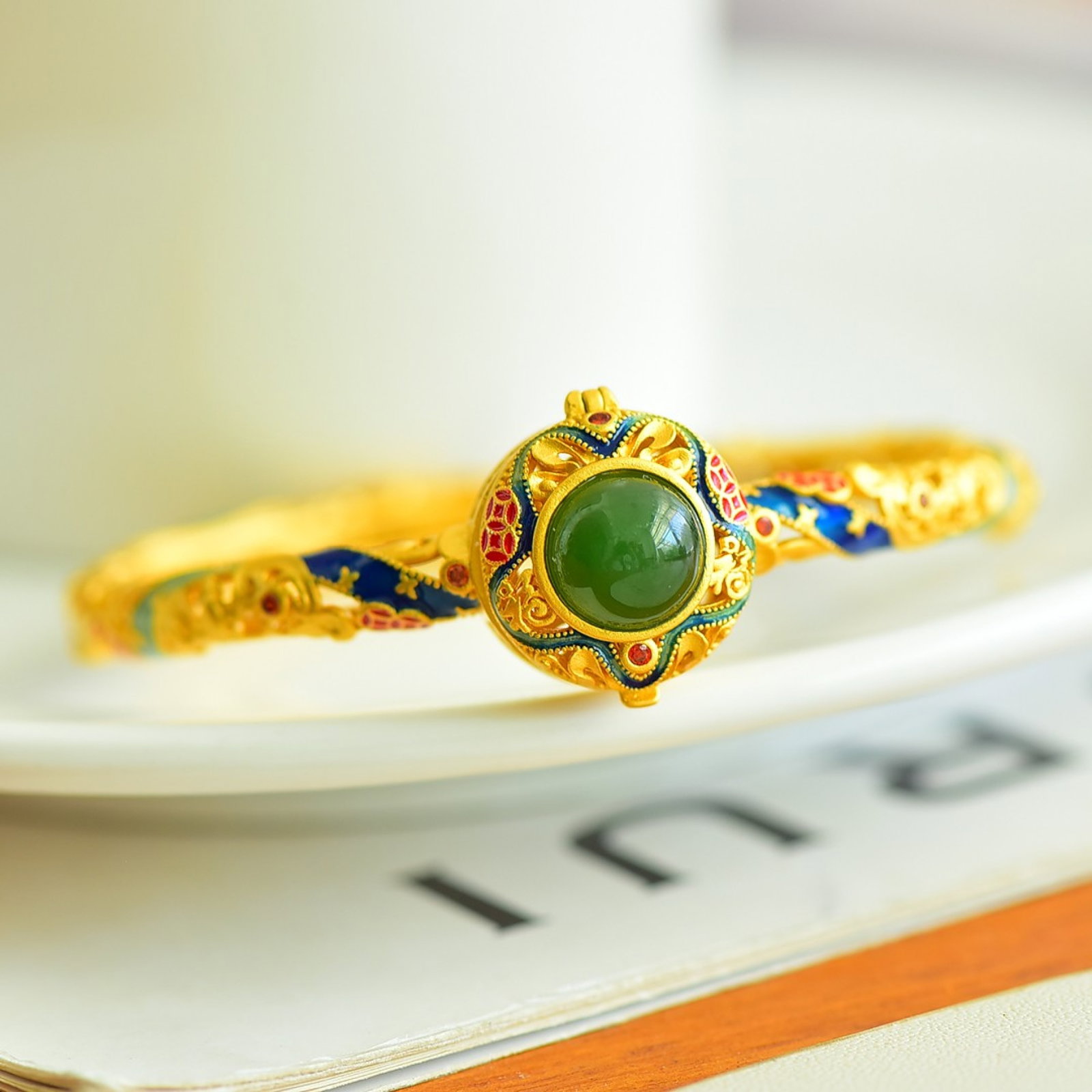 An Exquisite Sterling Silver-Gold Plated Inlaid Jasper Flower Pattern Bracelet: An Exquisite Sterling Silver-Gold Plated Inlaid Jasper Flower Pattern Bracelet,Size:0.4inx0.4in 纯银镀金镶碧玉花卉纹手镯