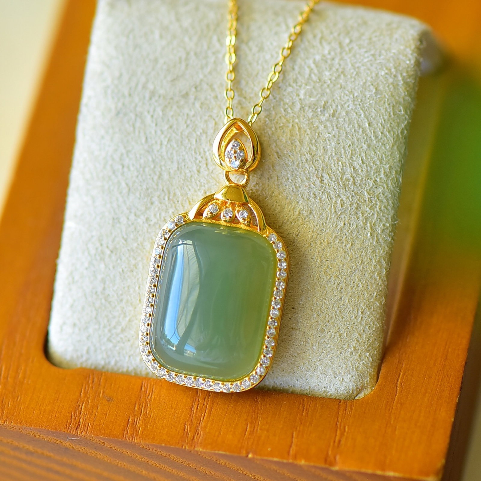 An Exquisite Sterling Silver-Gold Plated Inlaid Green Jade Necklace,Inlaid Diamond: An Exquisite Sterling Silver-Gold Plated Inlaid Green Jade Necklace,Inlaid Diamond,Size:0.6inx1.2in 纯银镀金镶青玉项链,嵌钻石