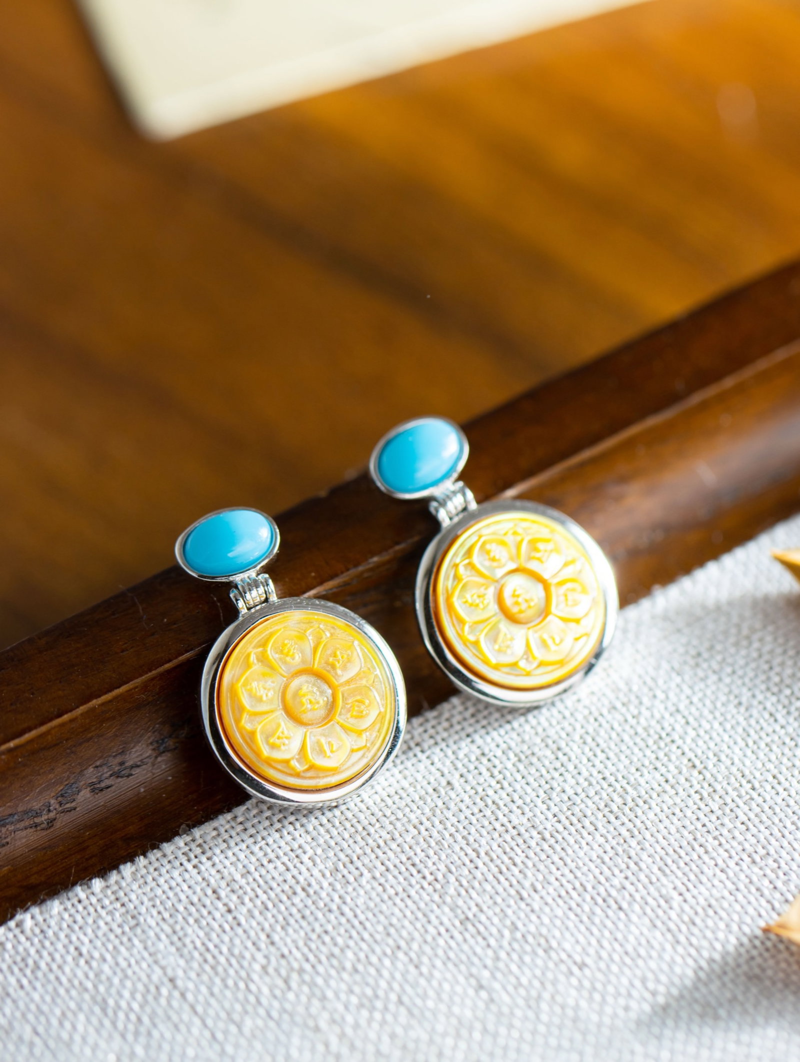 A Pair of Exquisite Sterling Silver Inlaid Turquoise Earrings, Inlaid Shell: A Pair of Exquisite Sterling Silver Inlaid Turquoise Earrings, Inlaid Shell 一对纯银镶绿松石耳环,嵌贝壳