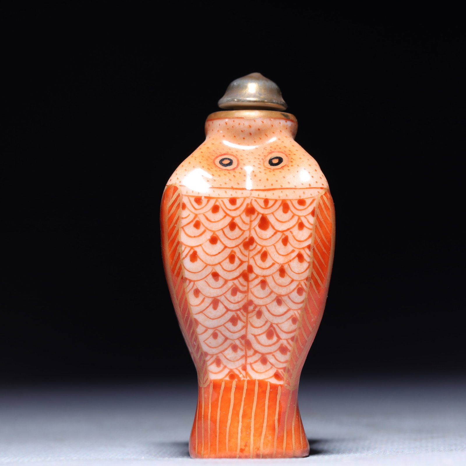 An Exquisite Famille-Rose Fish Pattern Snuff Bottle: An Exquisite Famille-Rose Fish Pattern Snuff Bottle,Qing Dynasty,China,Qianlong Four-character Mark,Size:1.2inx0.8inx2.8in,Weight:56.2g