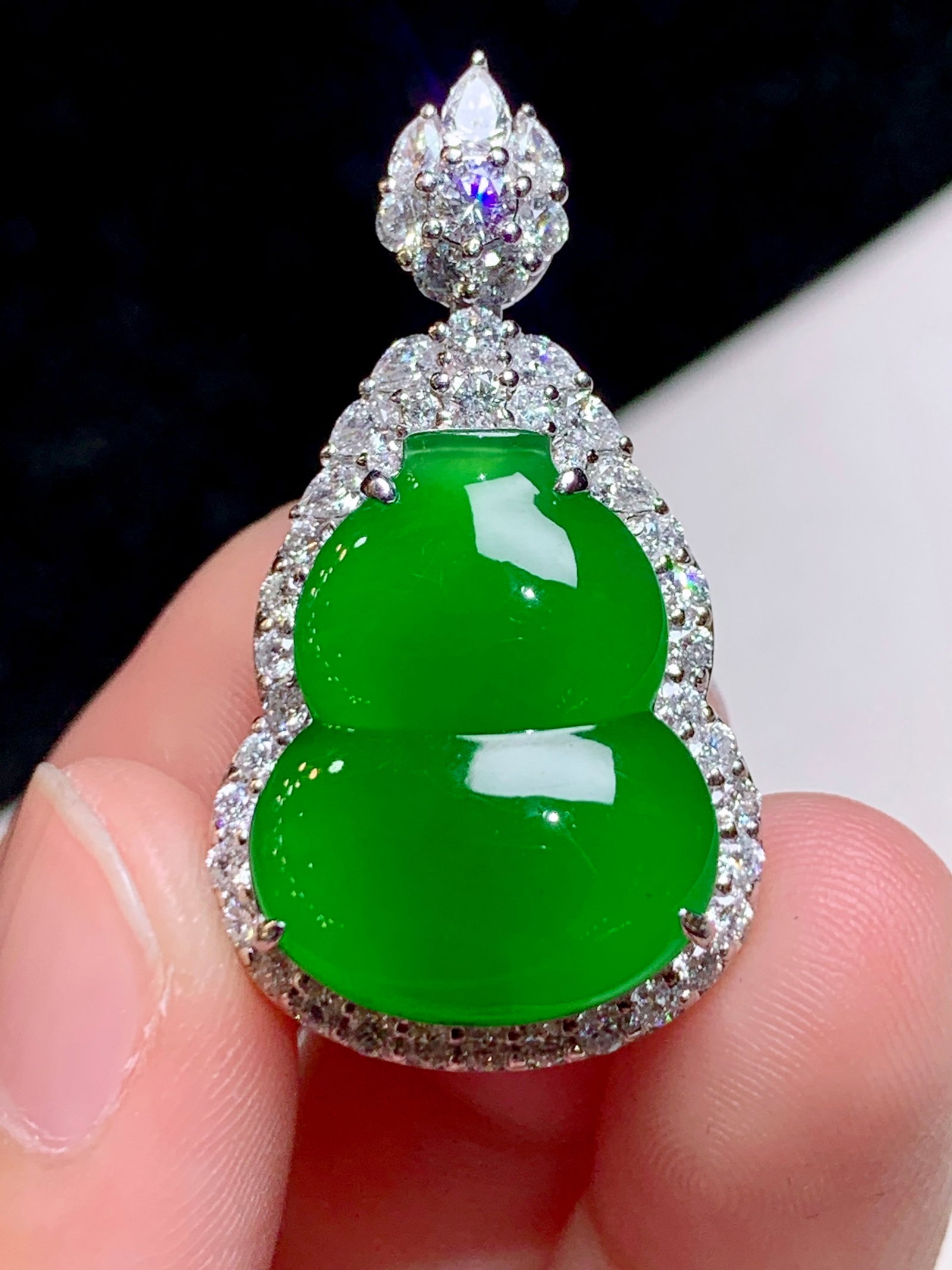 An Exquisite 18k Gold Diamond Inlaid Jadeite Pendant (1 of 6)