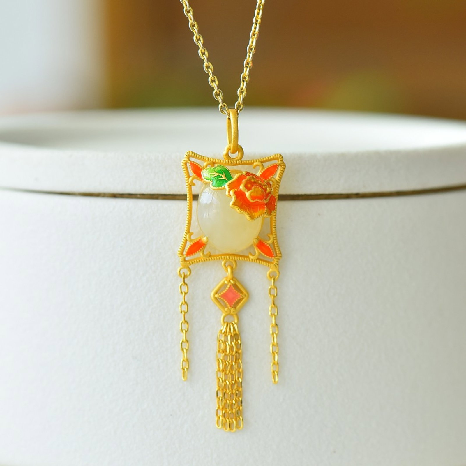 An Exquisite Sterling Silver-Gold Plated Inlaid White Jade Pendant: An Exquisite Sterling Silver-Gold Plated Inlaid White Jade Pendant,Size:0.4inx0.5in 纯银镀金镶白玉吊坠