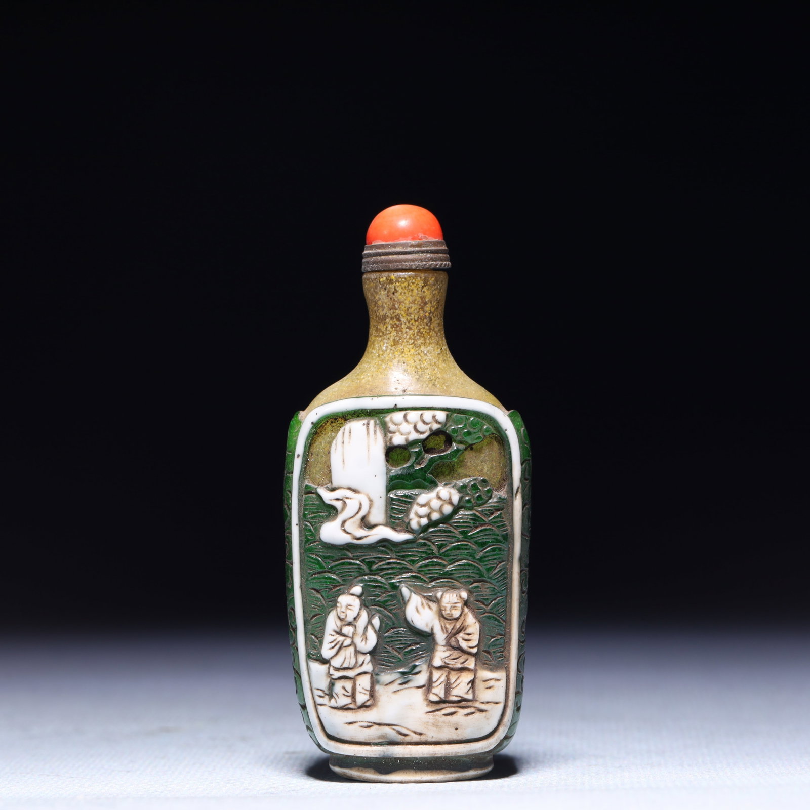 An Exquisite Glass Figure Pattern Snuff Bottle: An Exquisite Glass Figure Pattern Snuff Bottle,Qing Dynasty,China,Size:1.2inx0.8inx3.1in,Weight:52.4g 琉璃人物纹鼻烟壶,中国清代