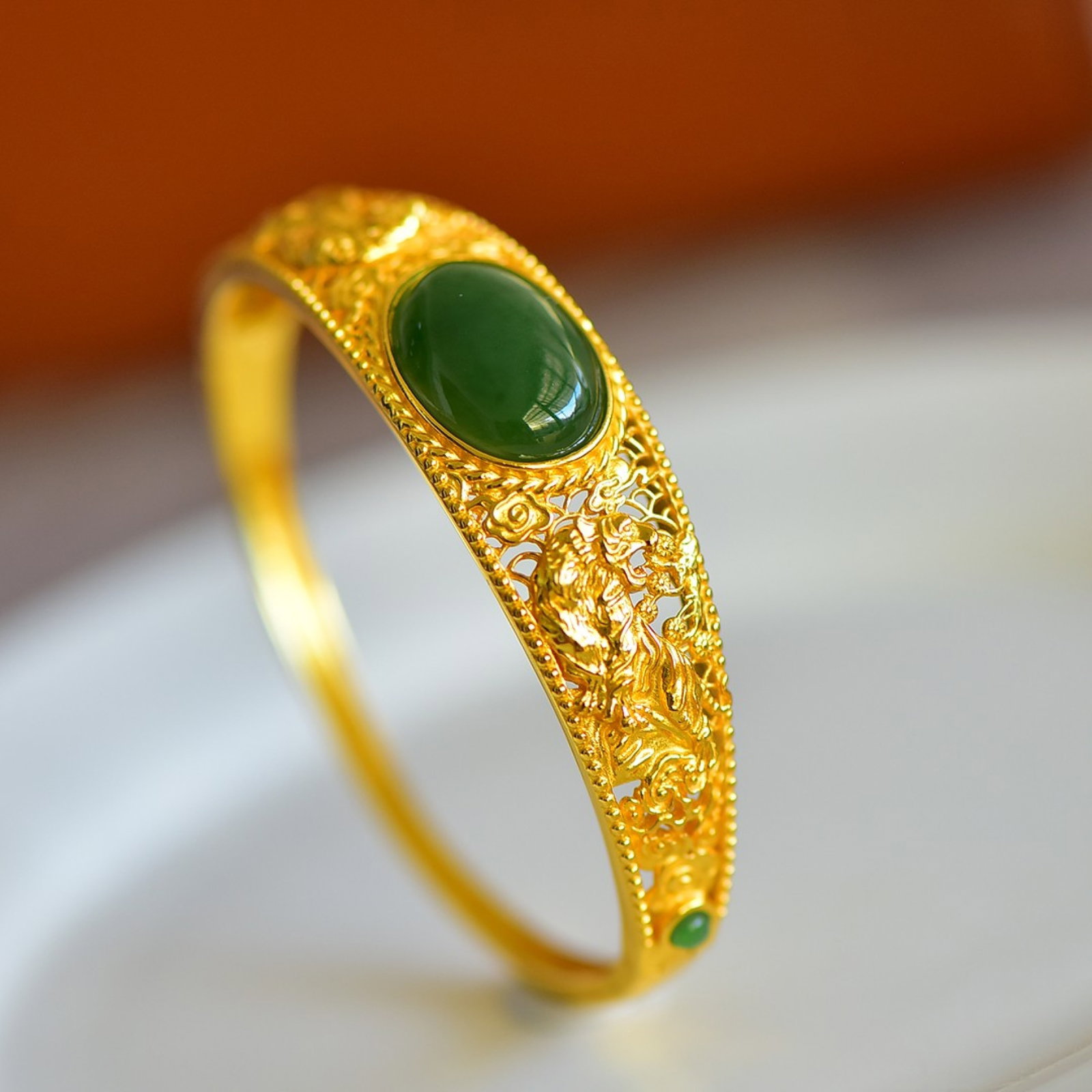 An Exquisite Sterling Silver-Gold Plated Inlaid Jasper Tiger Pattern Bracelet: An Exquisite Sterling Silver-Gold Plated Inlaid Jasper Tiger Pattern Bracelet,Size:0.5inx0.7in 纯银镀金镶碧玉虎纹手镯