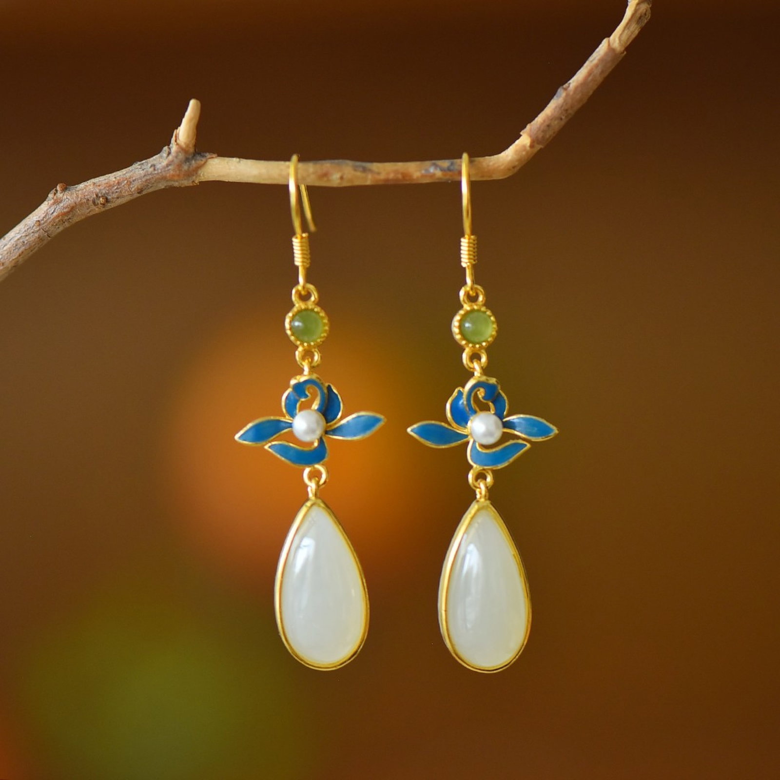 A Pair of Exquisite Sterling Silver-Gold Plated Inlaid White Jade Enamel Earrings: A Pair of Exquisite Sterling Silver-Gold Plated Inlaid White Jade Enamel Earrings,Size:0.3inx0.6in 一对纯银镀金镶白玉珐琅耳Ĩ