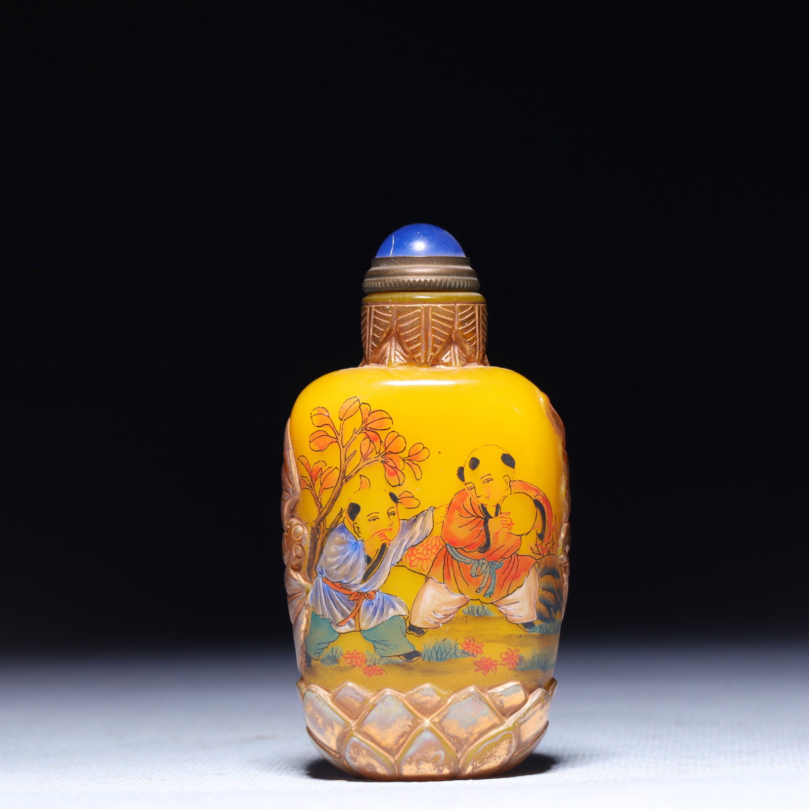 An Exquisite Glass Figure Pattern Snuff Bottle (1 of 8)