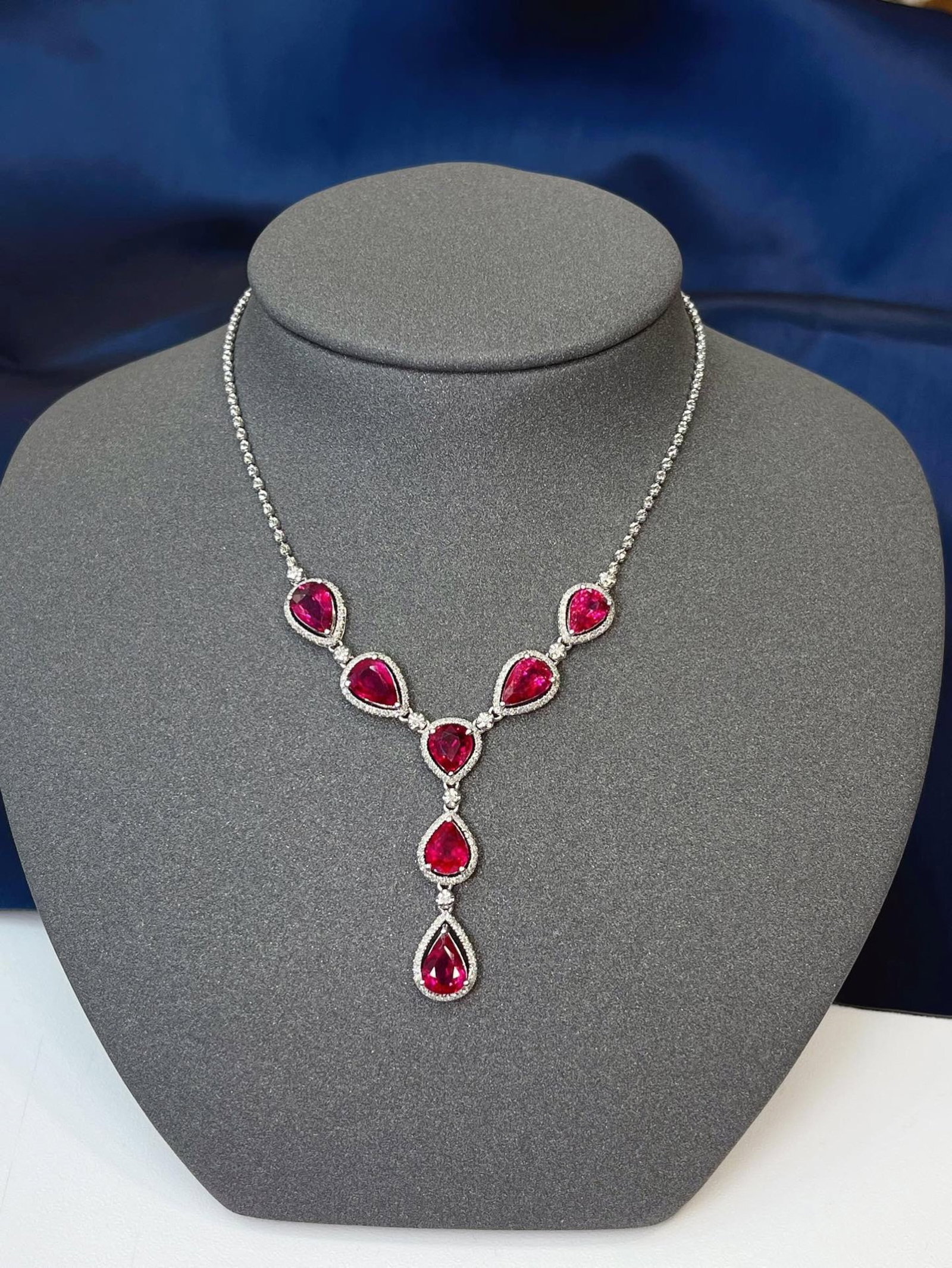 A Exquisite 18k Gold Inlaid 7.50ct Natural Ruby Necklace,Inlaid Diamond: A Exquisite 18k Gold Inlaid 7.50ct Natural Ruby Necklace,Inlaid Diamond,Total Weight:8.65g 18k金镶 7.50ct 天然红宝石项链,嵌钻石