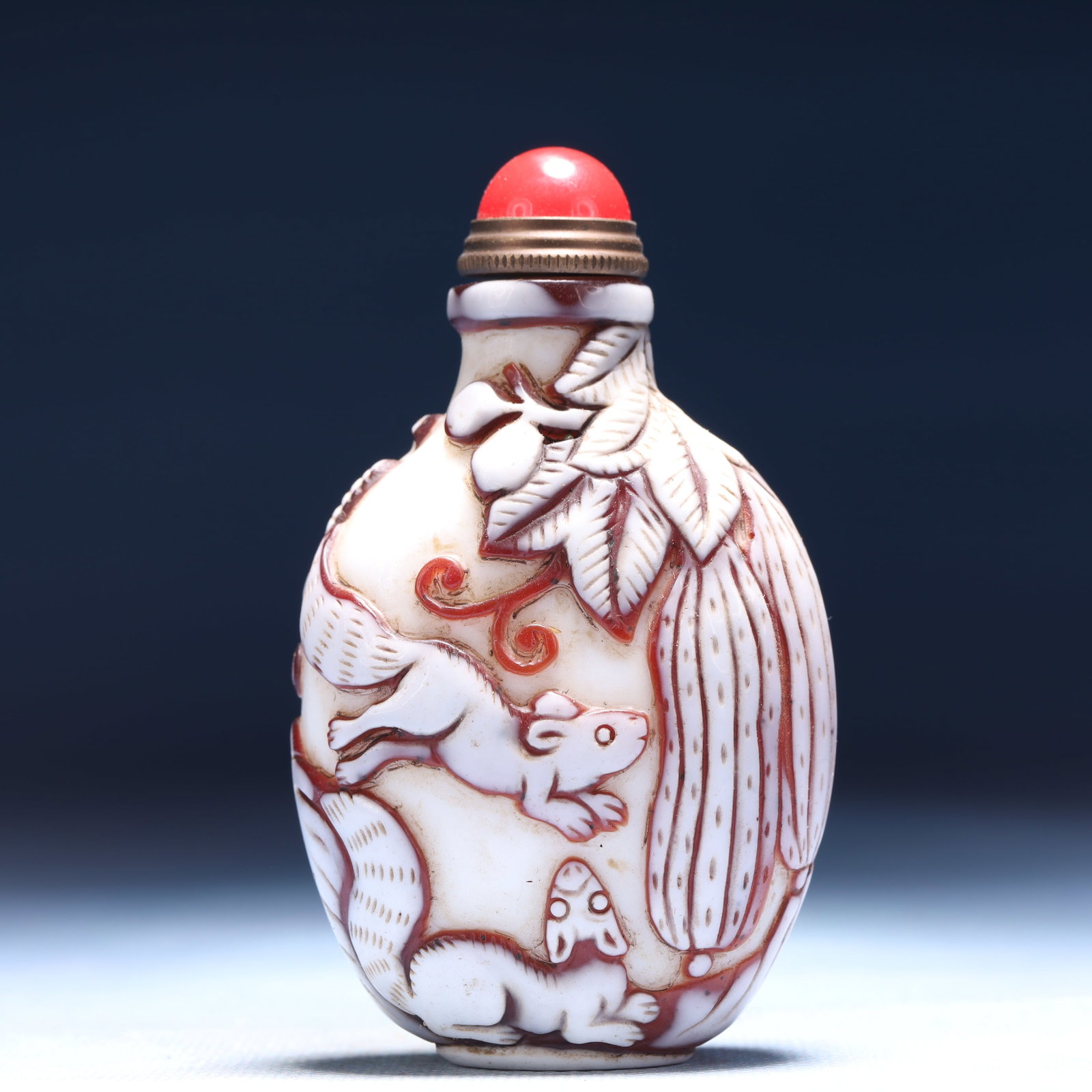 An Exquisite Glass Squirrel and Grapes Pattern Snuff Bottle (1 of 7)