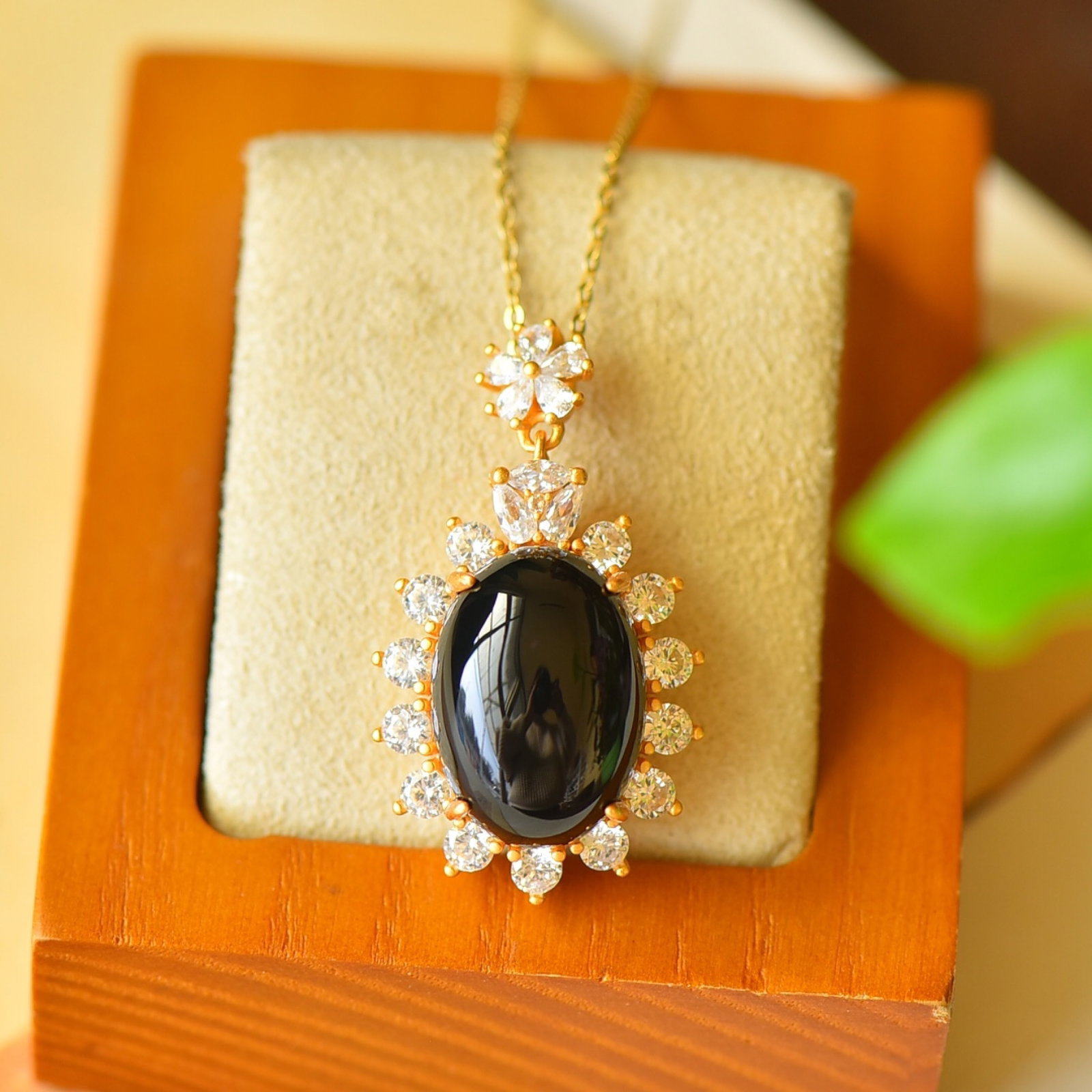 An Exquisite Sterling Silver-Gold Plated Inlaid Black Jade Necklace,Inlaid Diamond: An Exquisite Sterling Silver-Gold Plated Inlaid Black Jade Necklace,Inlaid Diamond,Size:0.8inx1.3in 纯银镀金镶墨玉项链,嵌钻石